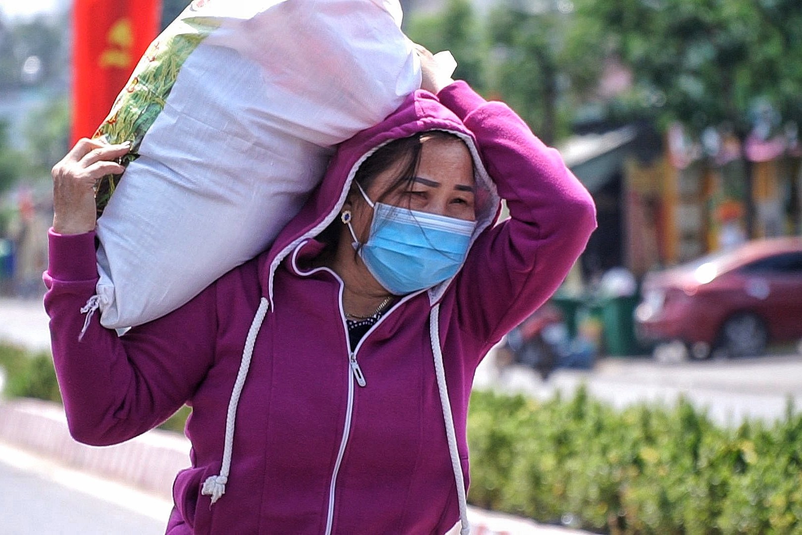 Phu huynh khoc khi dua do tiep te cho con o Dai hoc Thu Dau Mot hinh anh