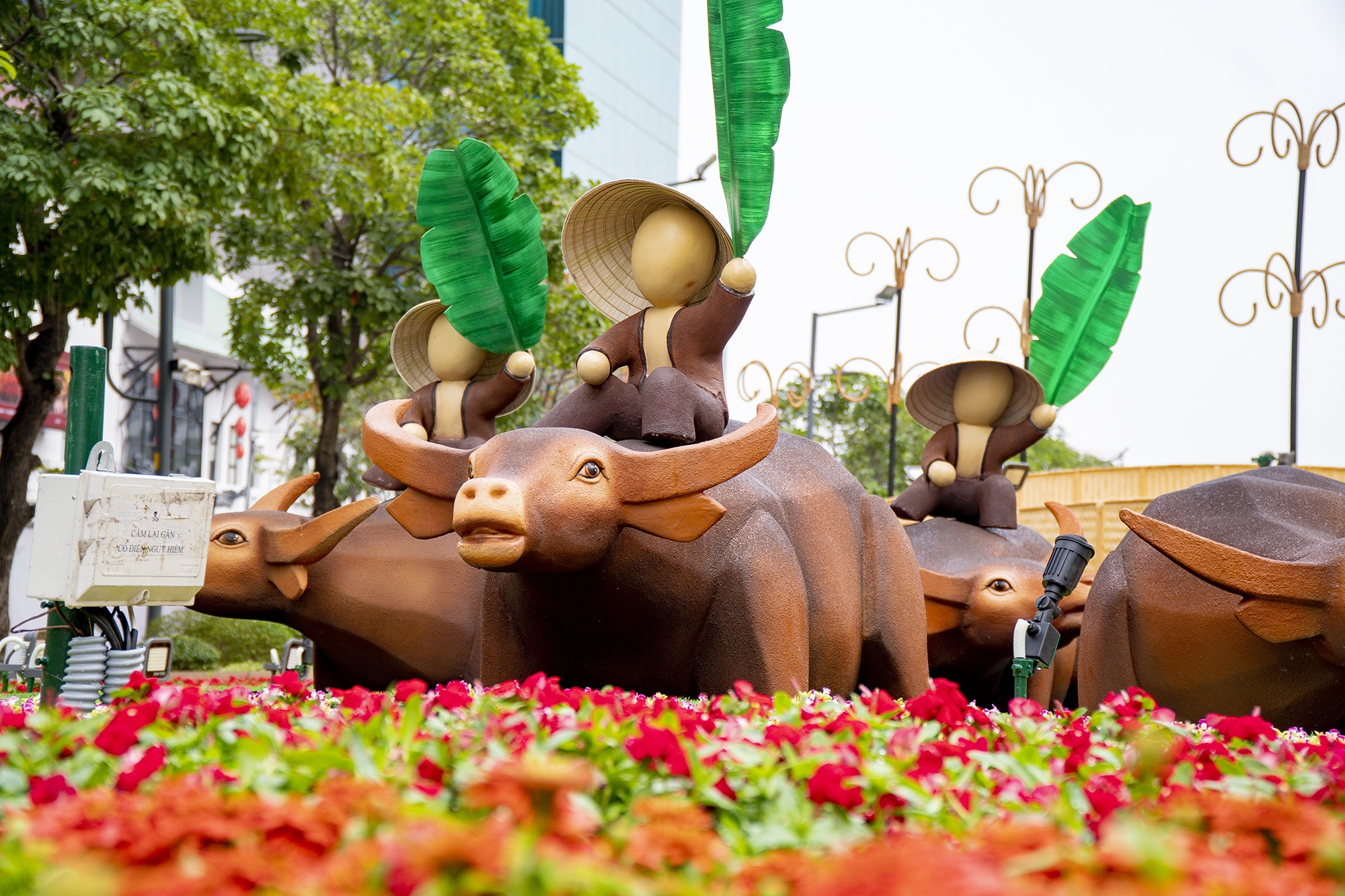 Duong hoa Nguyen Hue sau 10 ngay thi cong hinh anh