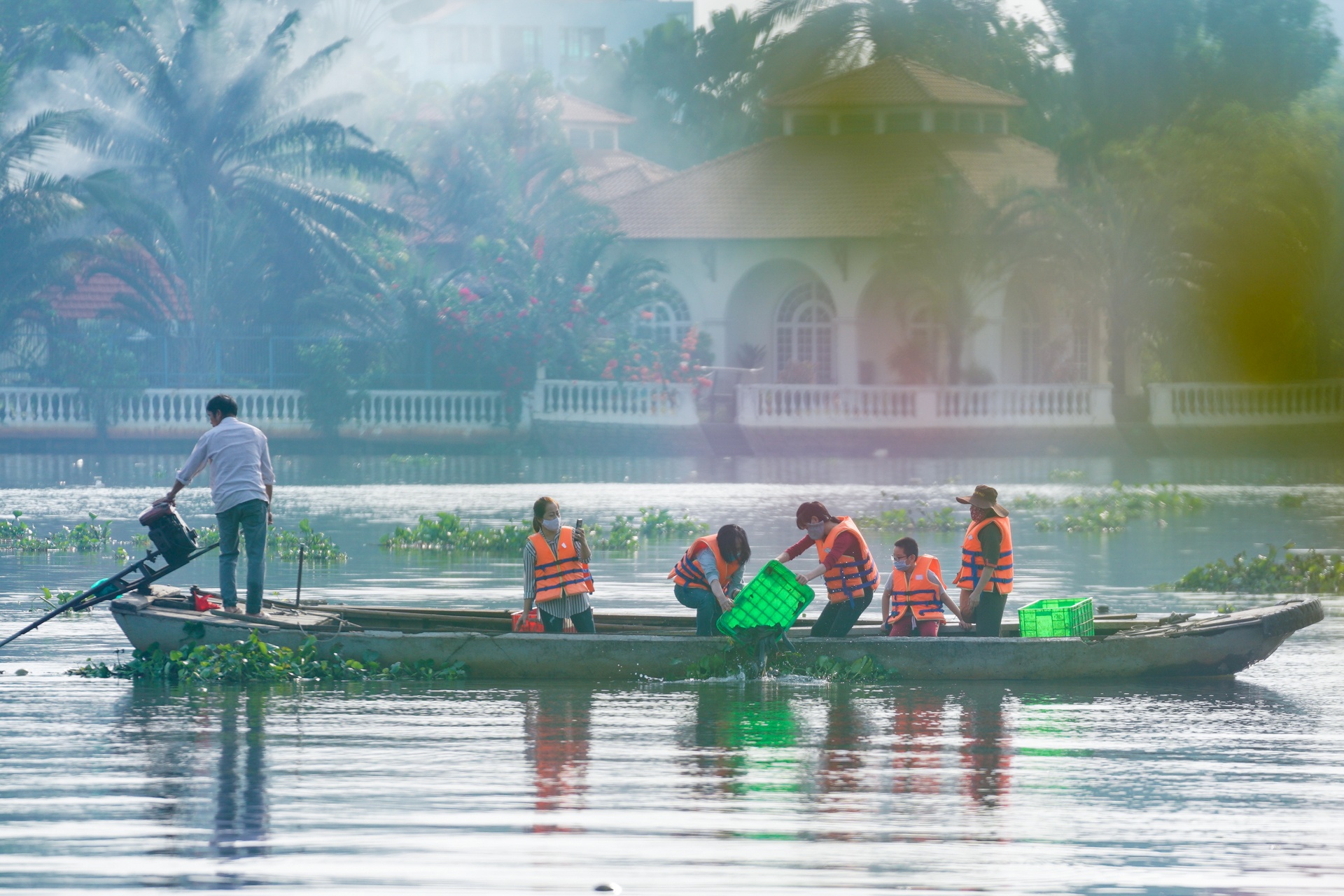 Thue thuyen ra giua song tha ca chep tien ong Tao o TP.HCM hinh anh