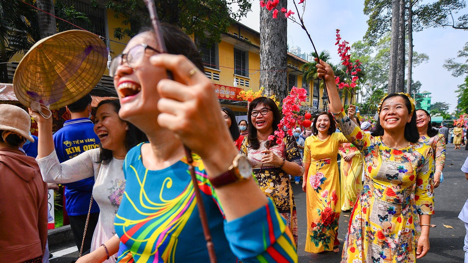 Duong hoa ben trong Benh vien Cho Ray hinh anh