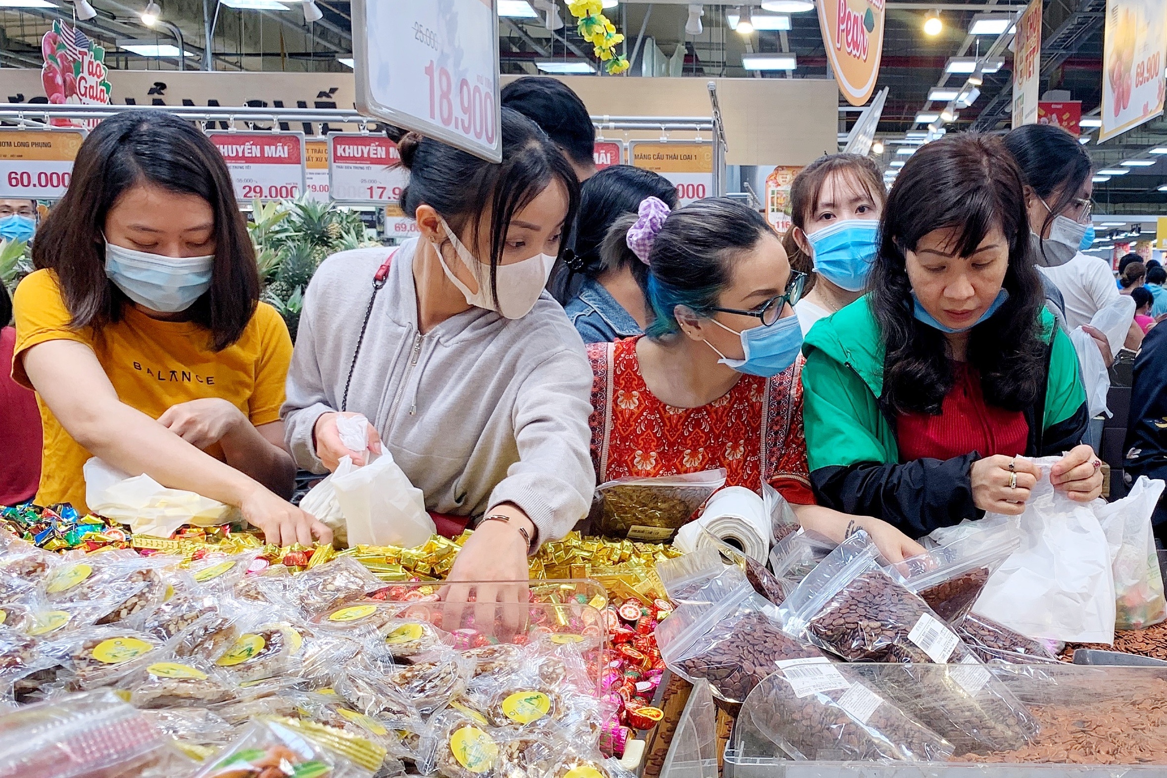 Quay banh keo, mut tet o sieu thi TP.HCM chat kin nguoi mua hinh anh