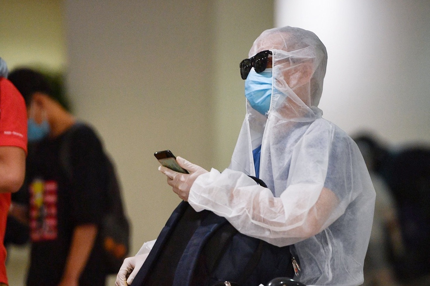 Mac do bao ho, deo non chong giot ban ve que don Tet hinh anh