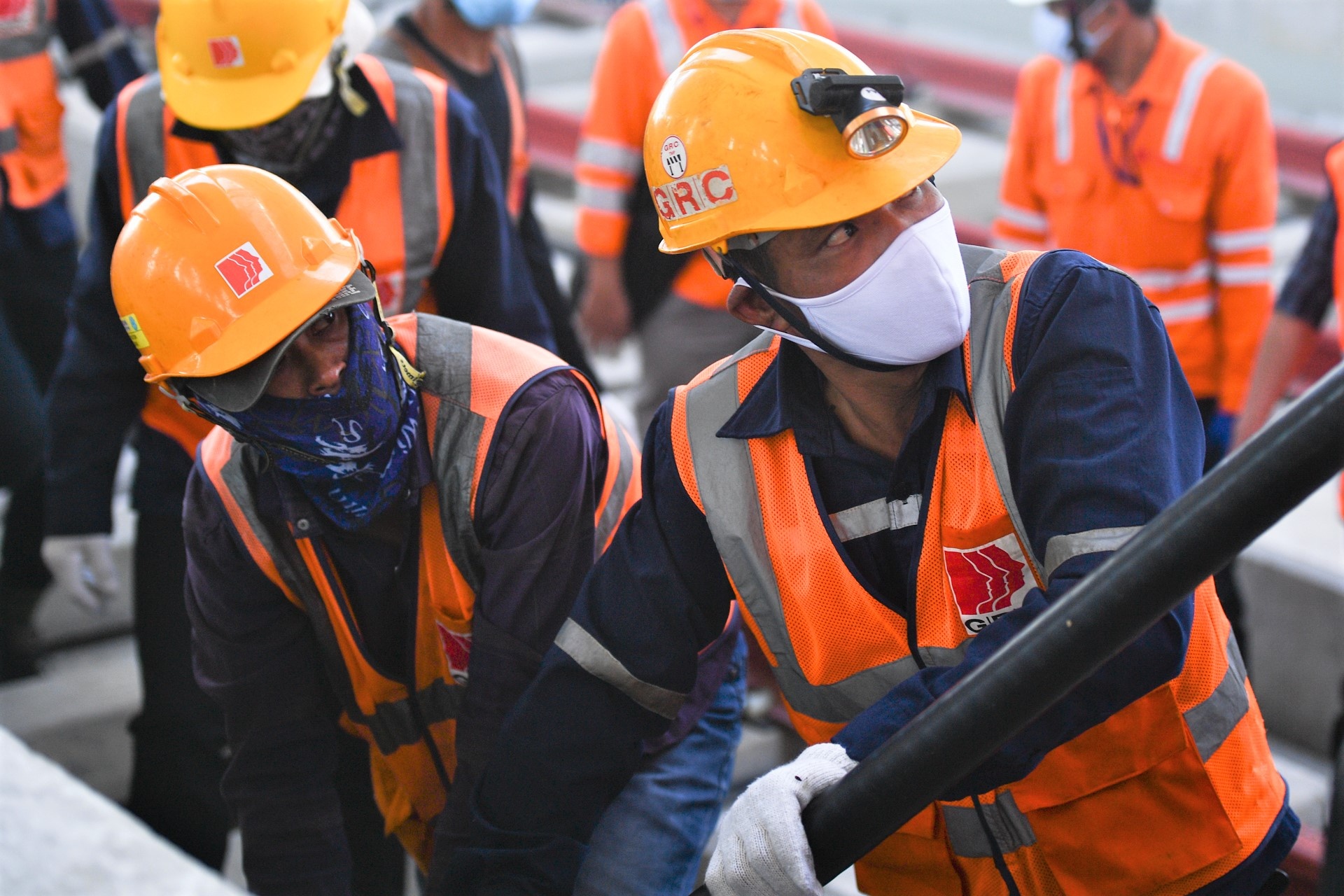 Canh keo cap dien o tuyen metro so 1 hinh anh