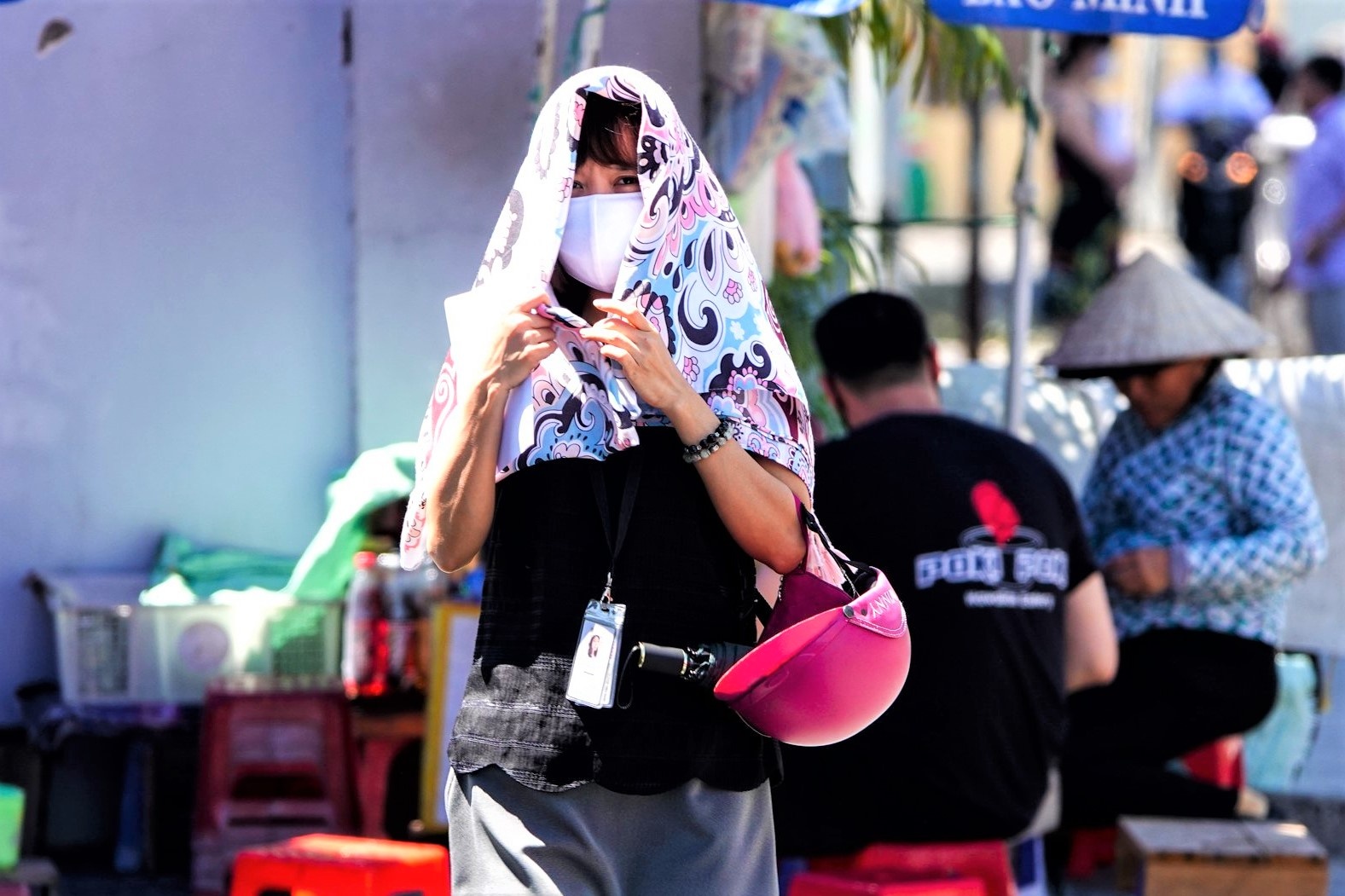 Nguoi dan TP.HCM tranh nang nong o goc cay, gam cau hinh anh