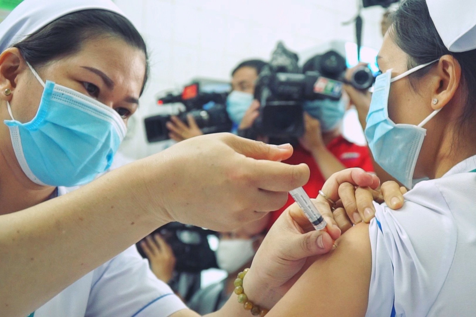 Nu bac si dau tien o TP.HCM duoc tiem vaccine Covid-19 hinh anh