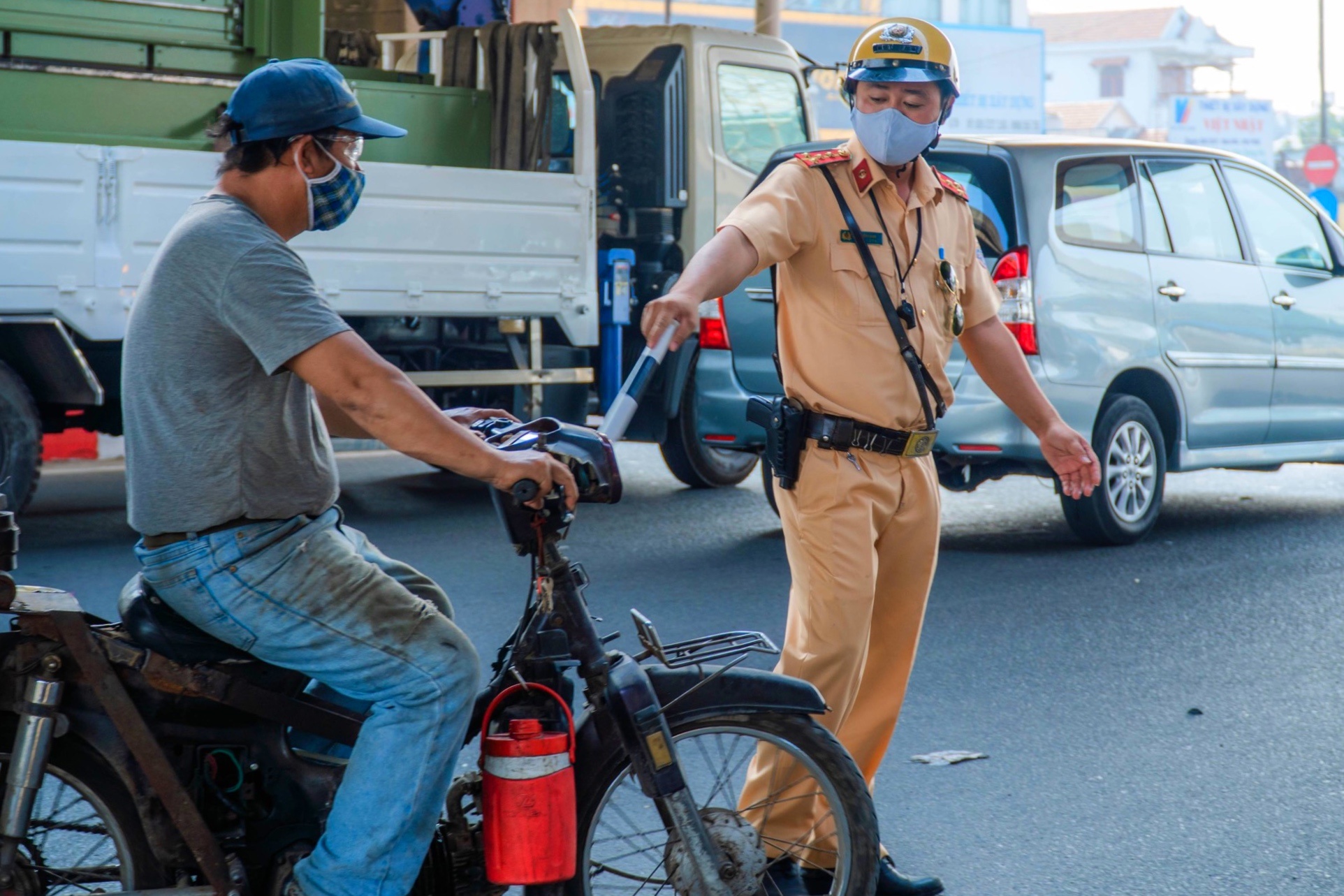 CSGT xu phat xe cu nat, tu che o TP.HCM hinh anh