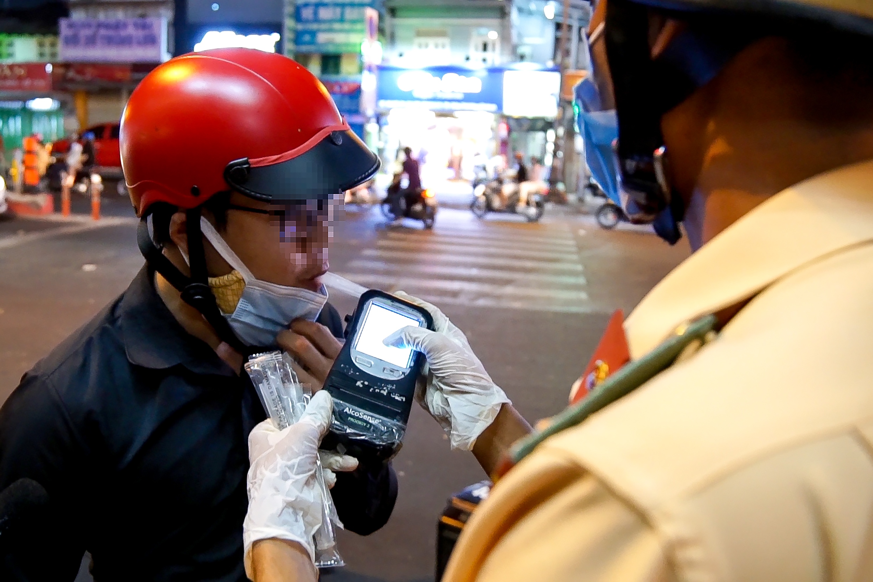 Tai xe vi pham nong do con: 'Nhau xong toi ngu 4 tieng roi' hinh anh