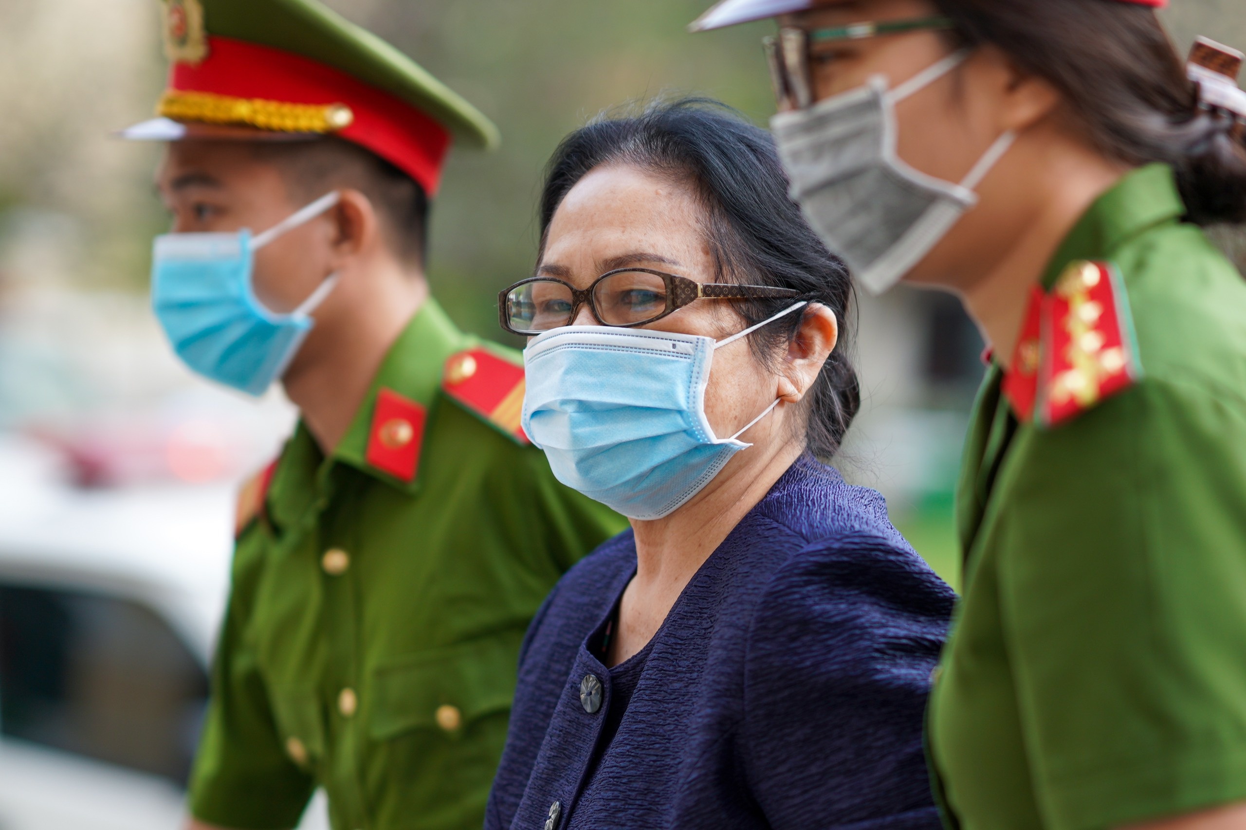 Ba Duong Thi Bach Diep met moi buoc ra xe thung hinh anh