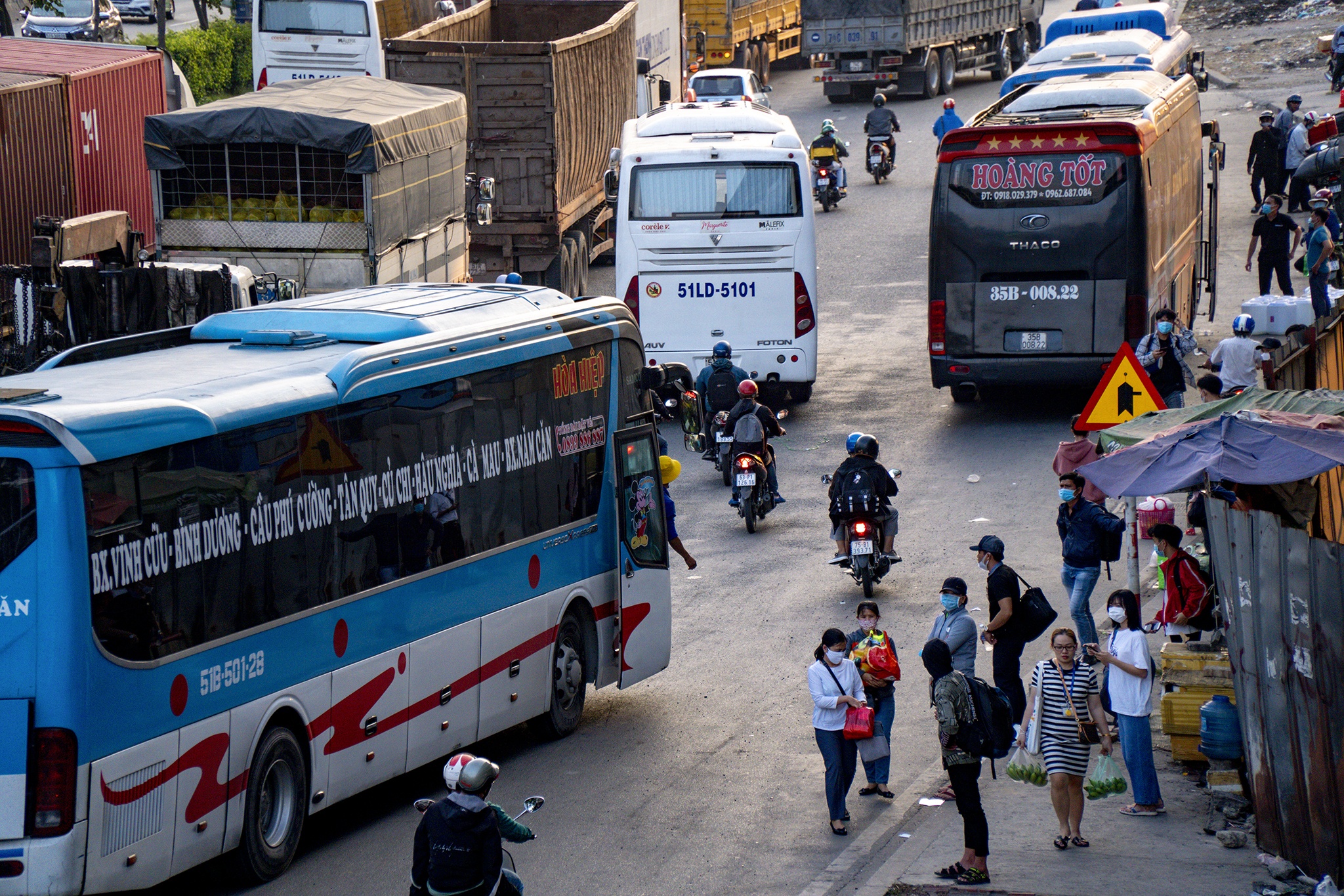 Ben xe Mien Dong moi diu hiu, ben coc nhon nhip hinh anh