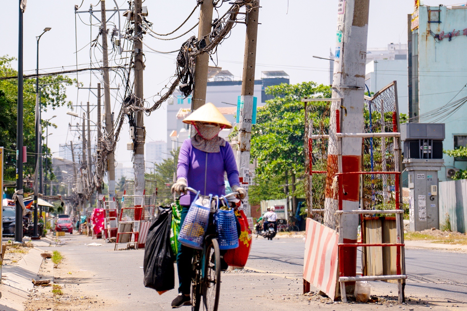 Hang tram cot dien chan giua duong o TP.HCM hinh anh