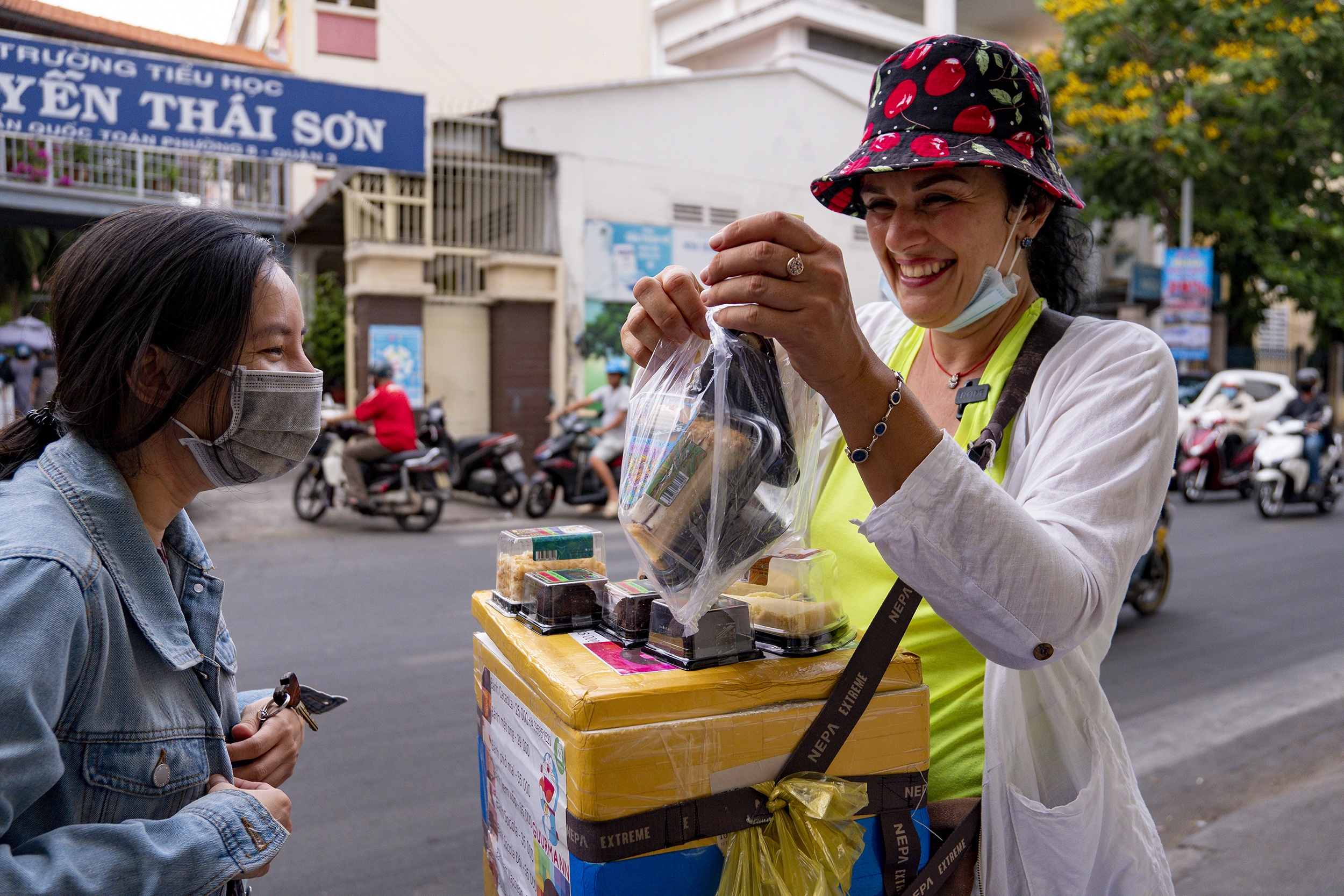 Ba Tay khong biet tieng Viet ban banh kem dao o TP.HCM hinh anh