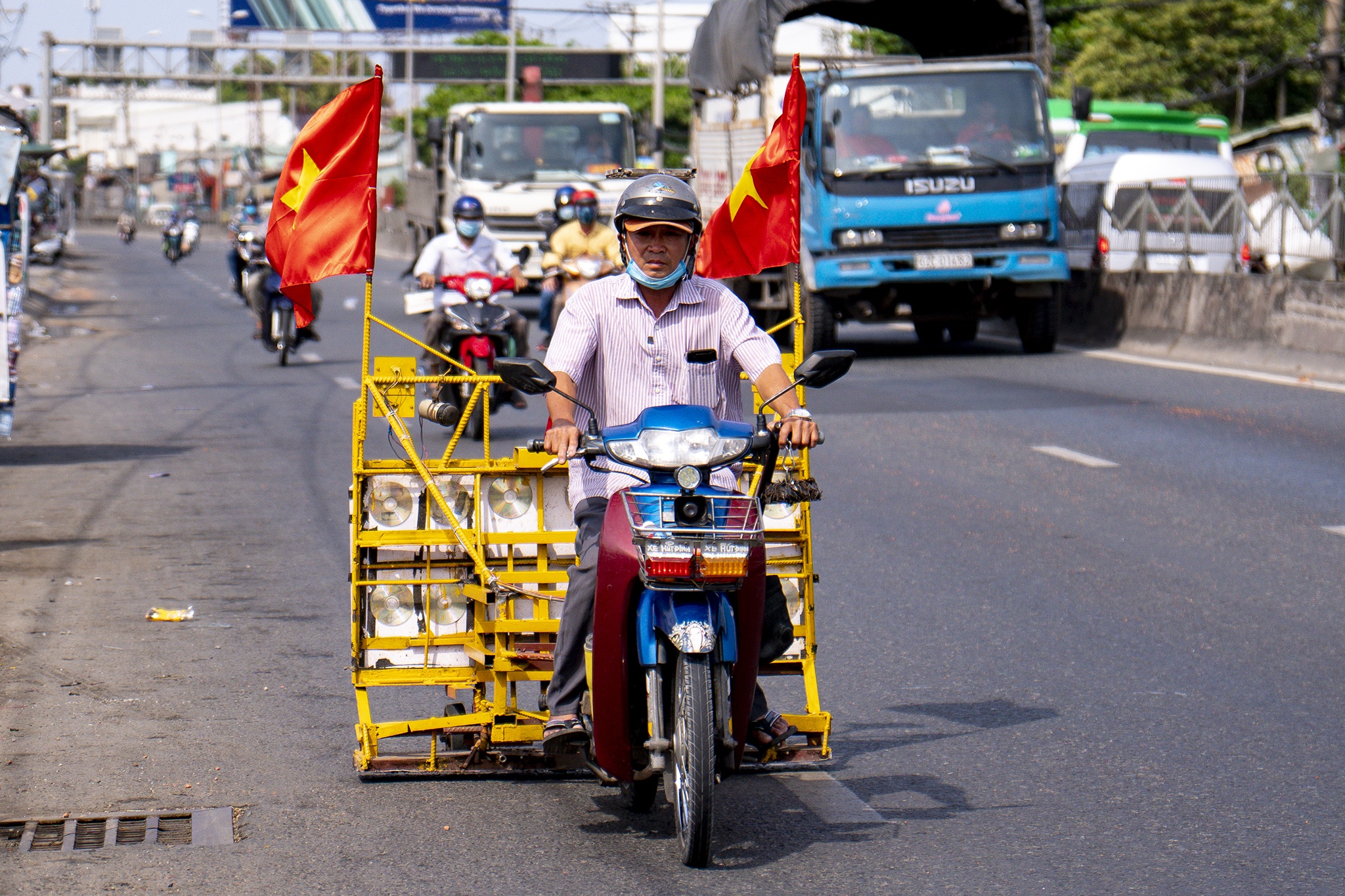Ong xe om 'bao dong' 15 nam hut dinh tren quoc lo 1 hinh anh