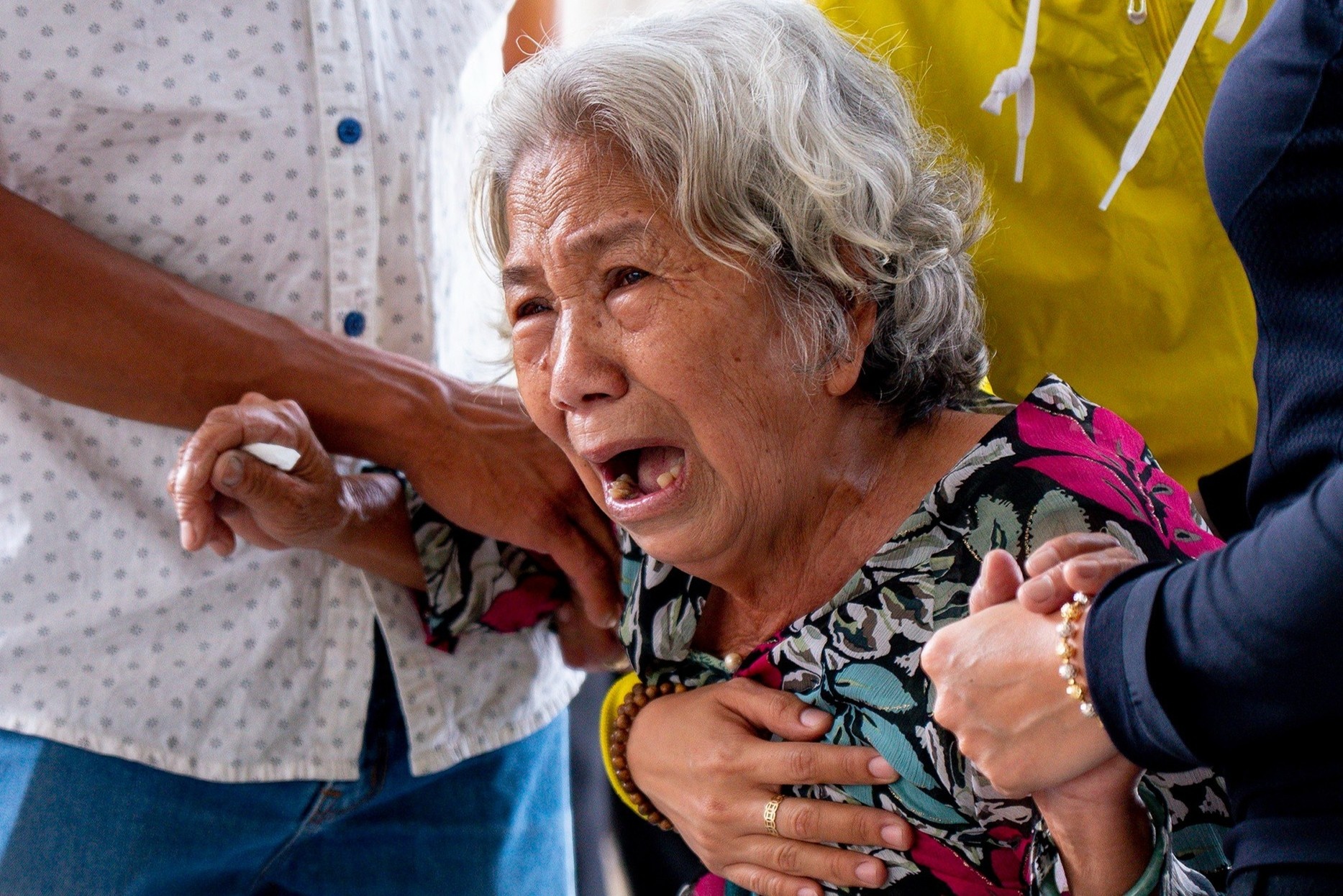 Nguoi than bat khoc don thi the 6 nan nhan trong vu chay o TP.HCM hinh anh