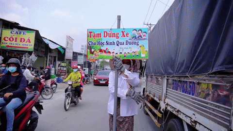 Cu ba cam bang dieu phoi giao thong de hoc sinh qua duong o TP.HCM hinh anh