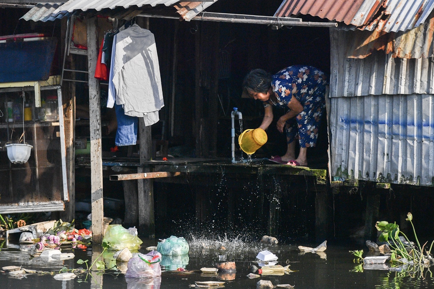 Con rach hoi thoi chay giua trung tam TP.HCM hinh anh