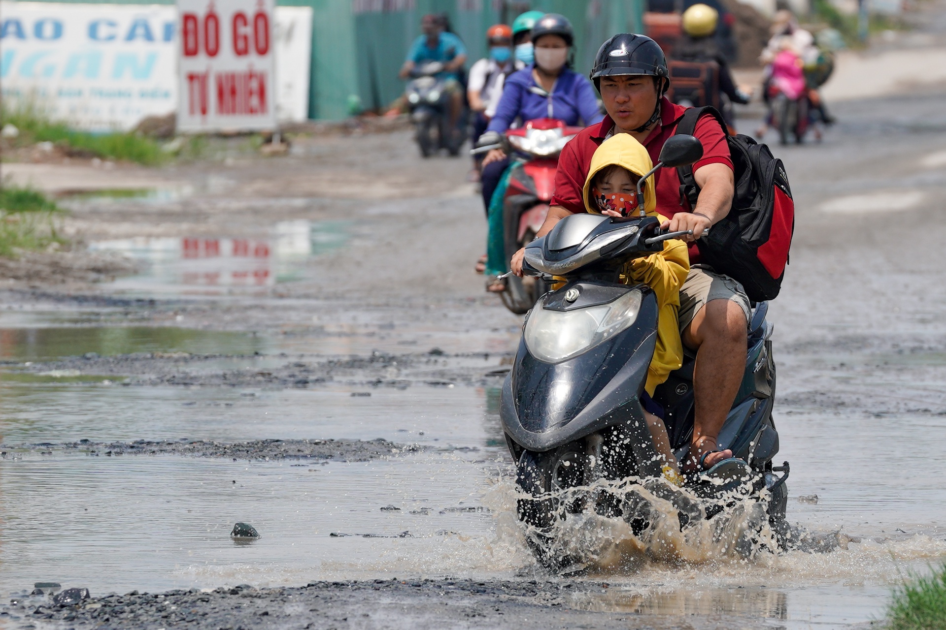 Con duong 'nang thi bui, mua thi lay loi' o TP.HCM hinh anh