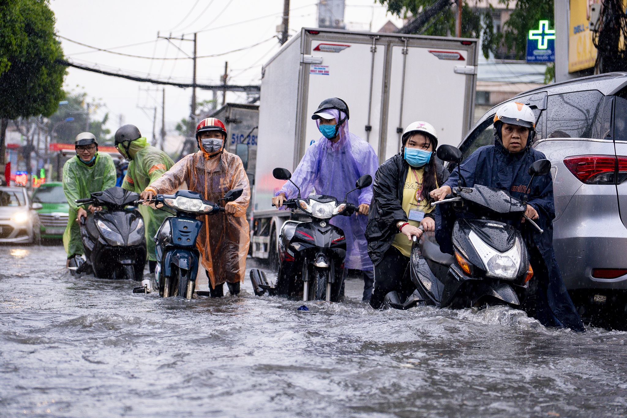 Nhieu noi o TP Thu Duc ngap nua met, xe chet may la liet hinh anh