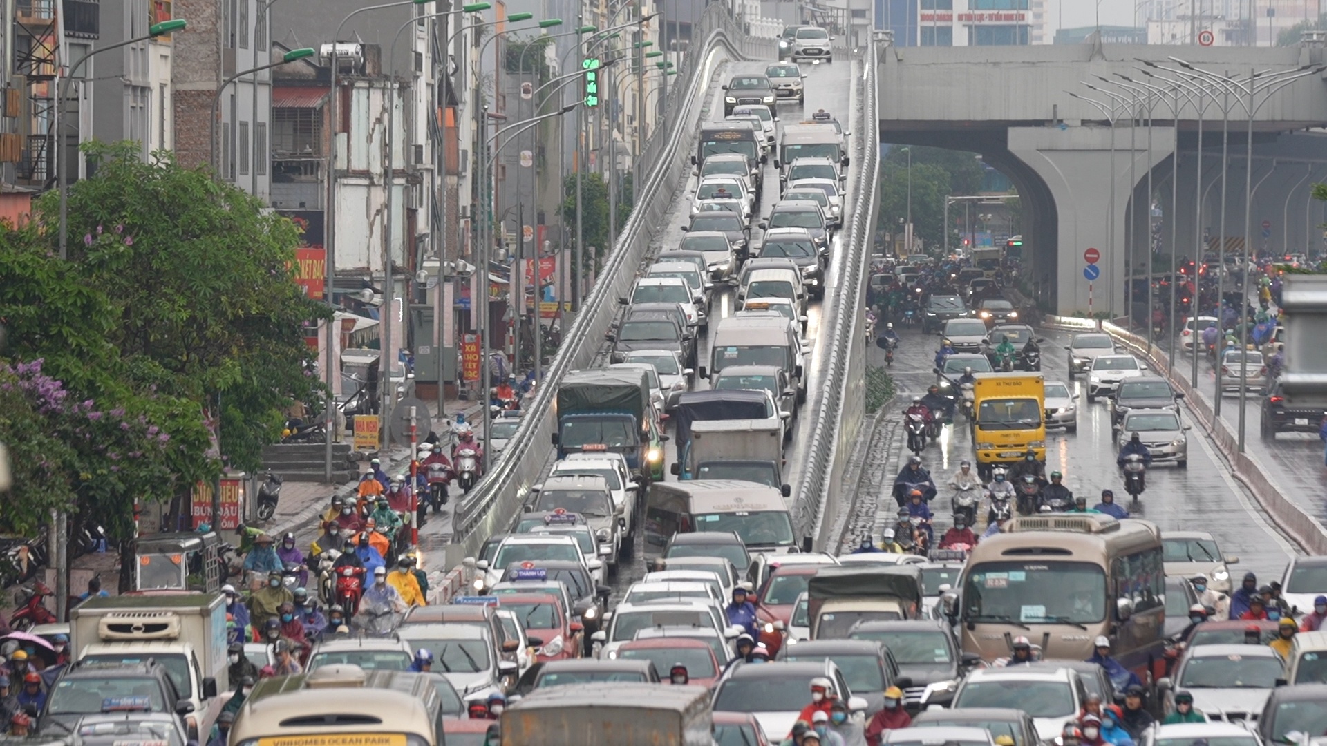 Ha Noi un tac khap noi sau con mua lon dau tuan hinh anh