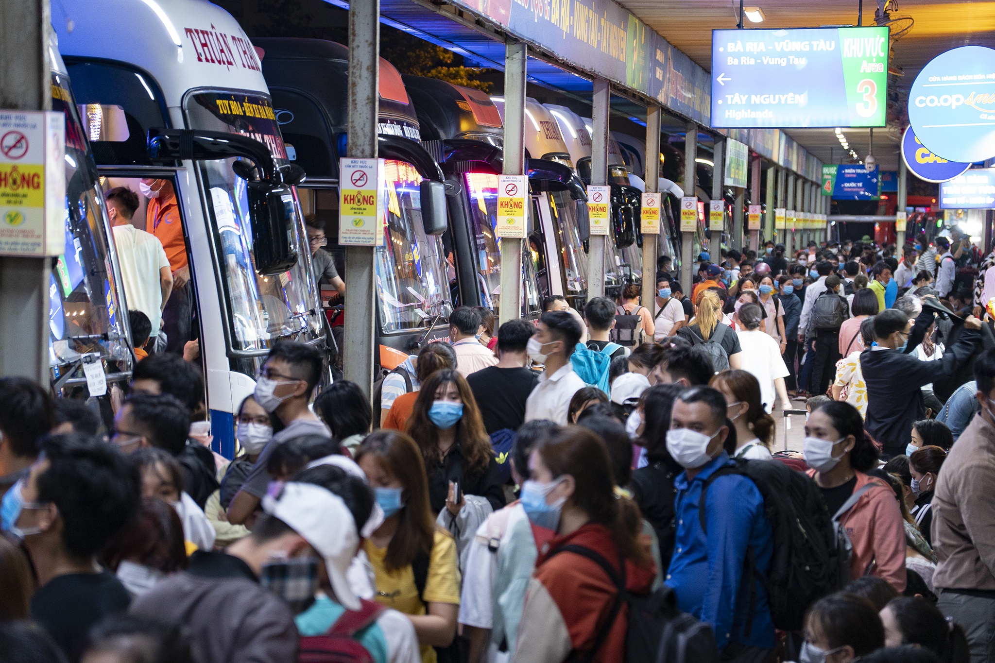 Ben xe Mien Dong un tac tu ngoai vao trong hinh anh