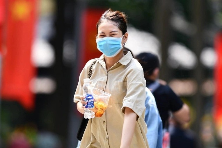 Nhieu nguoi thao khau trang khi vui choi o Thao Cam Vien, duong sach hinh anh