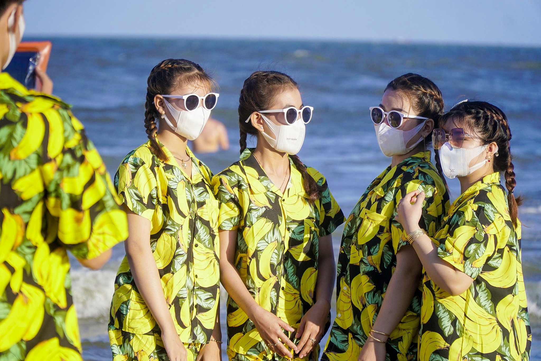 Dung loa nhac tung nguoi deo khau trang tam bien o Vung Tau hinh anh