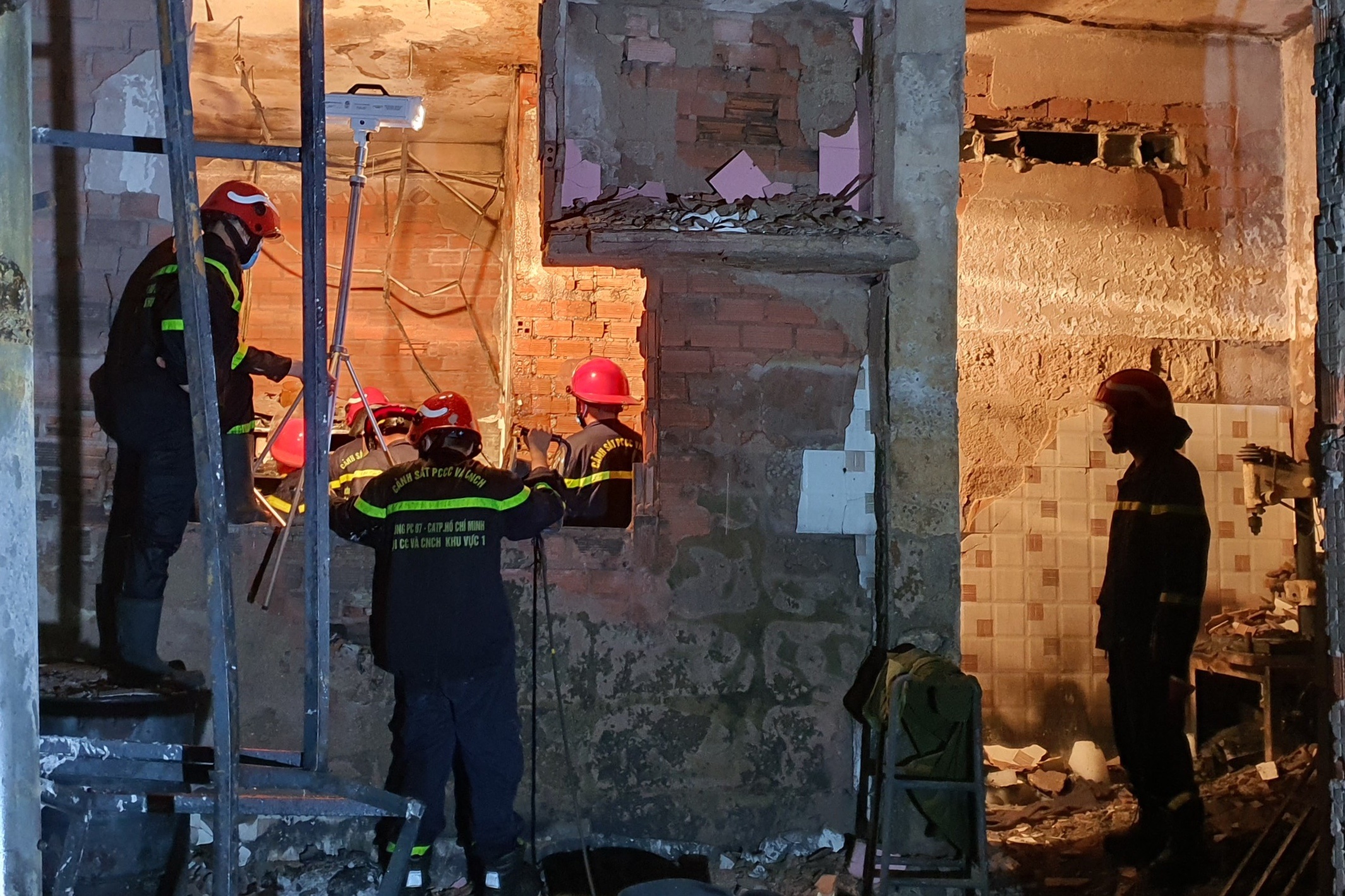 Ben trong can nha chay o TP.HCM khien 8 nguoi chet hinh anh