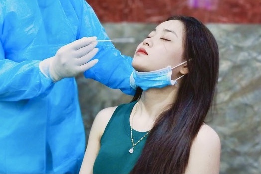 Nhieu benh vien o TP.HCM dieu chinh gia xet nghiem Covid-19 hinh anh