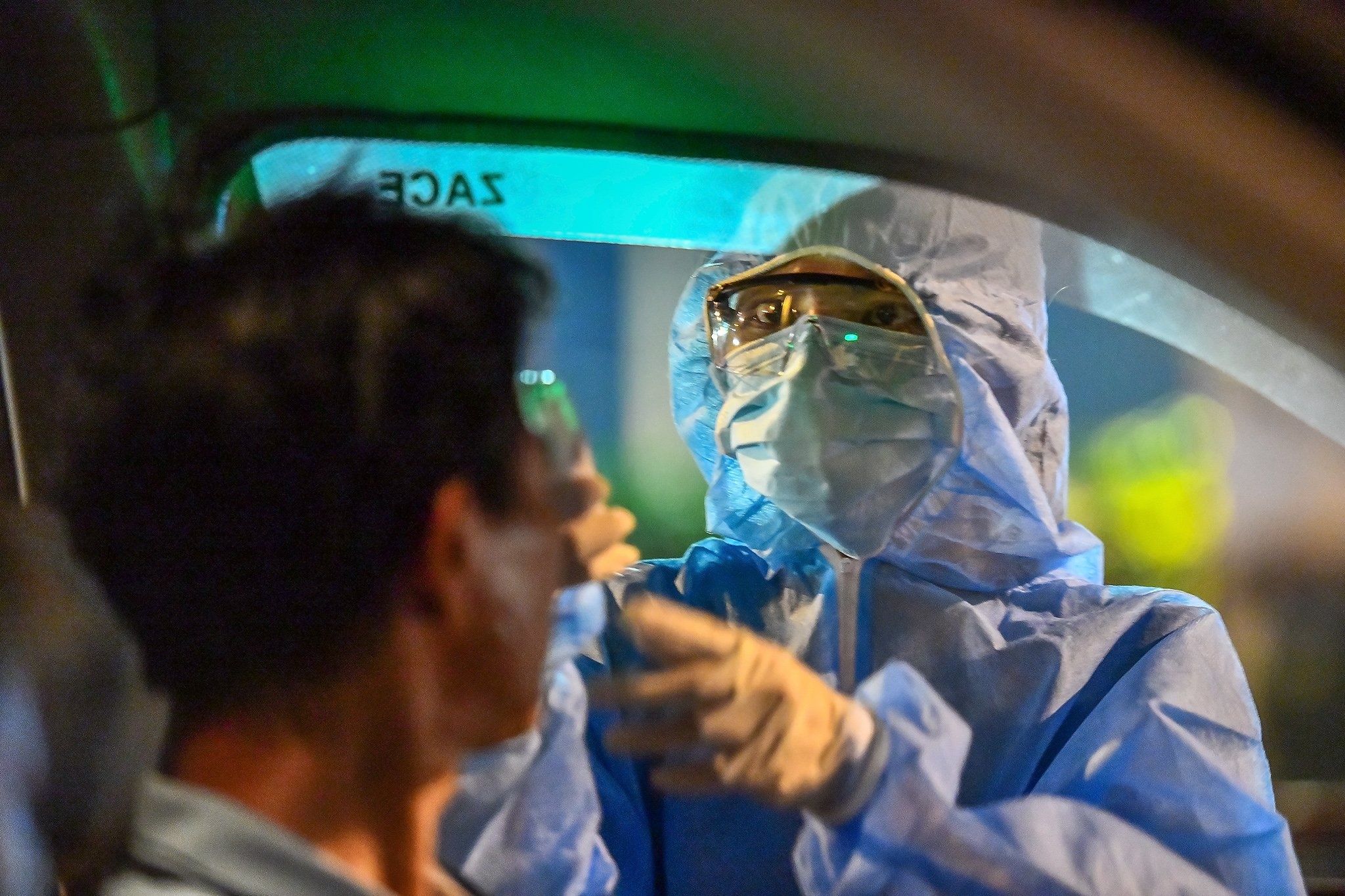 Dem dau tien tai chot kiem dich o cua ngo TP.HCM hinh anh