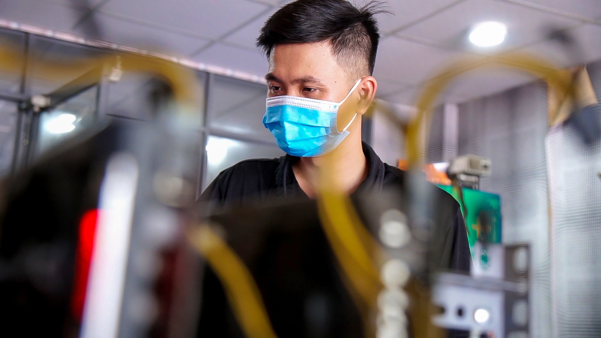 Chu quan net thao may, dao coin cho het dich hinh anh