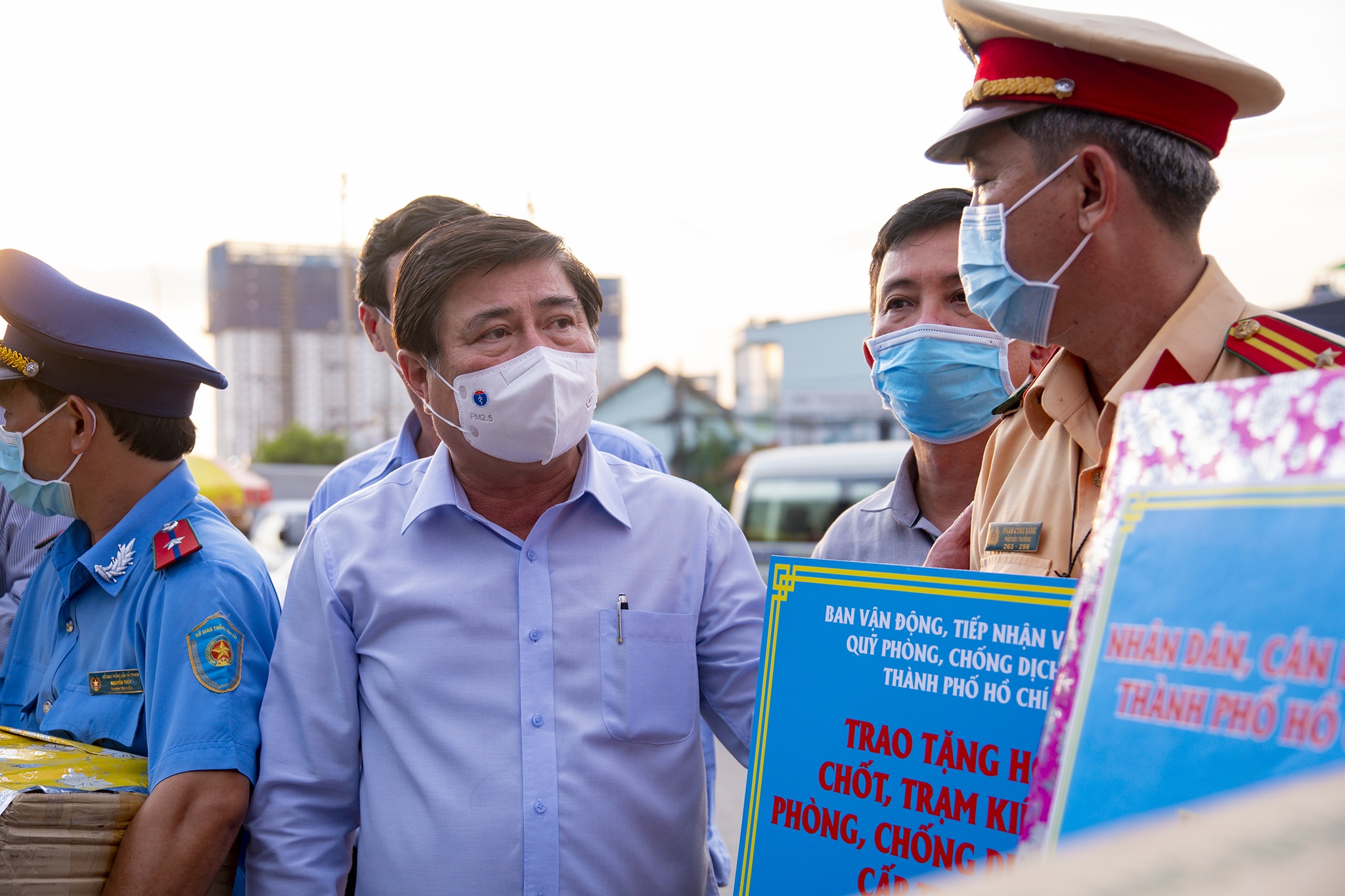 Chu tich TP.HCM tham hoi, tang qua can bo lam o chot kiem dich hinh anh