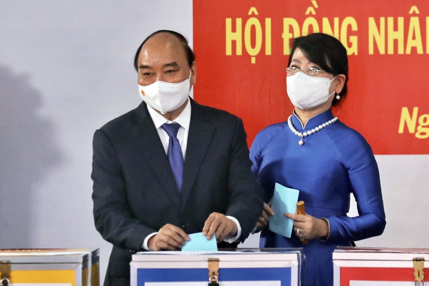 Chu tich nuoc Nguyen Xuan Phuc va phu nhan bo phieu bau cu tai Cu Chi hinh anh