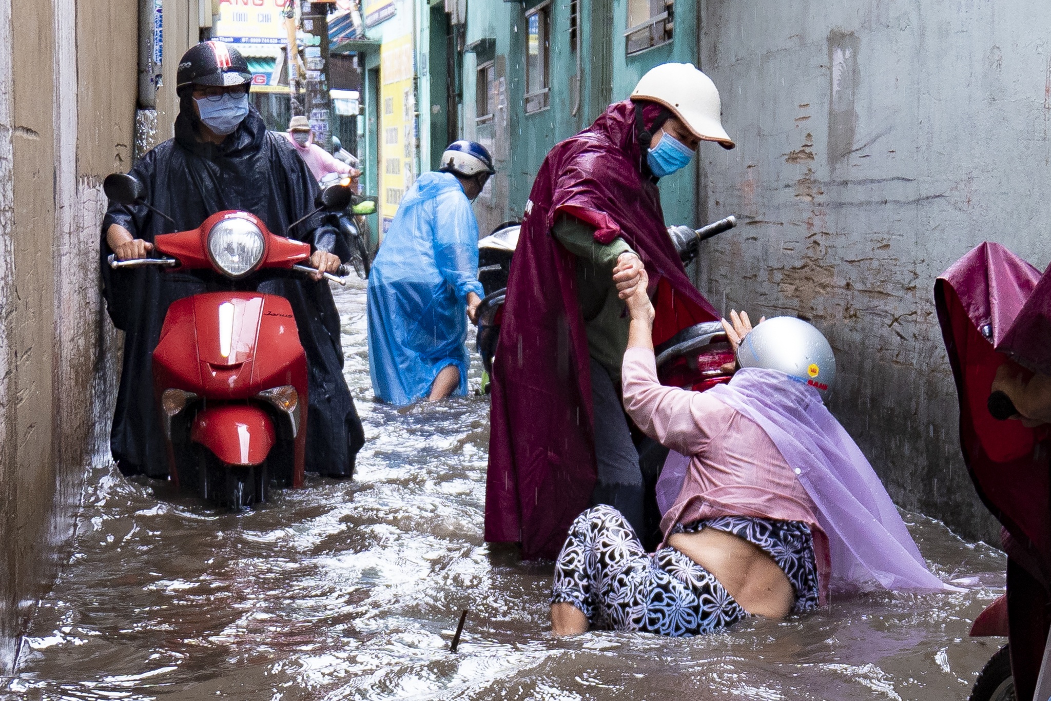 Hem o TP.HCM ngap nhu cong thoat nuoc sau mua lon hinh anh