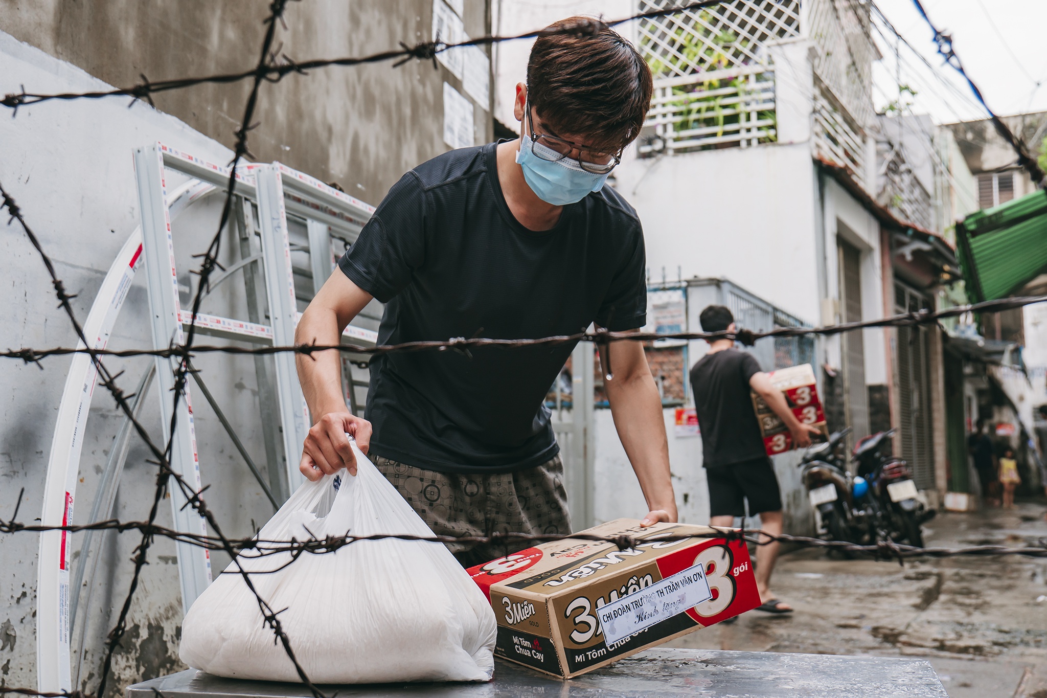 Tiep te luong thuc cho nguoi dan trong hem bi phong toa o Go Vap hinh anh