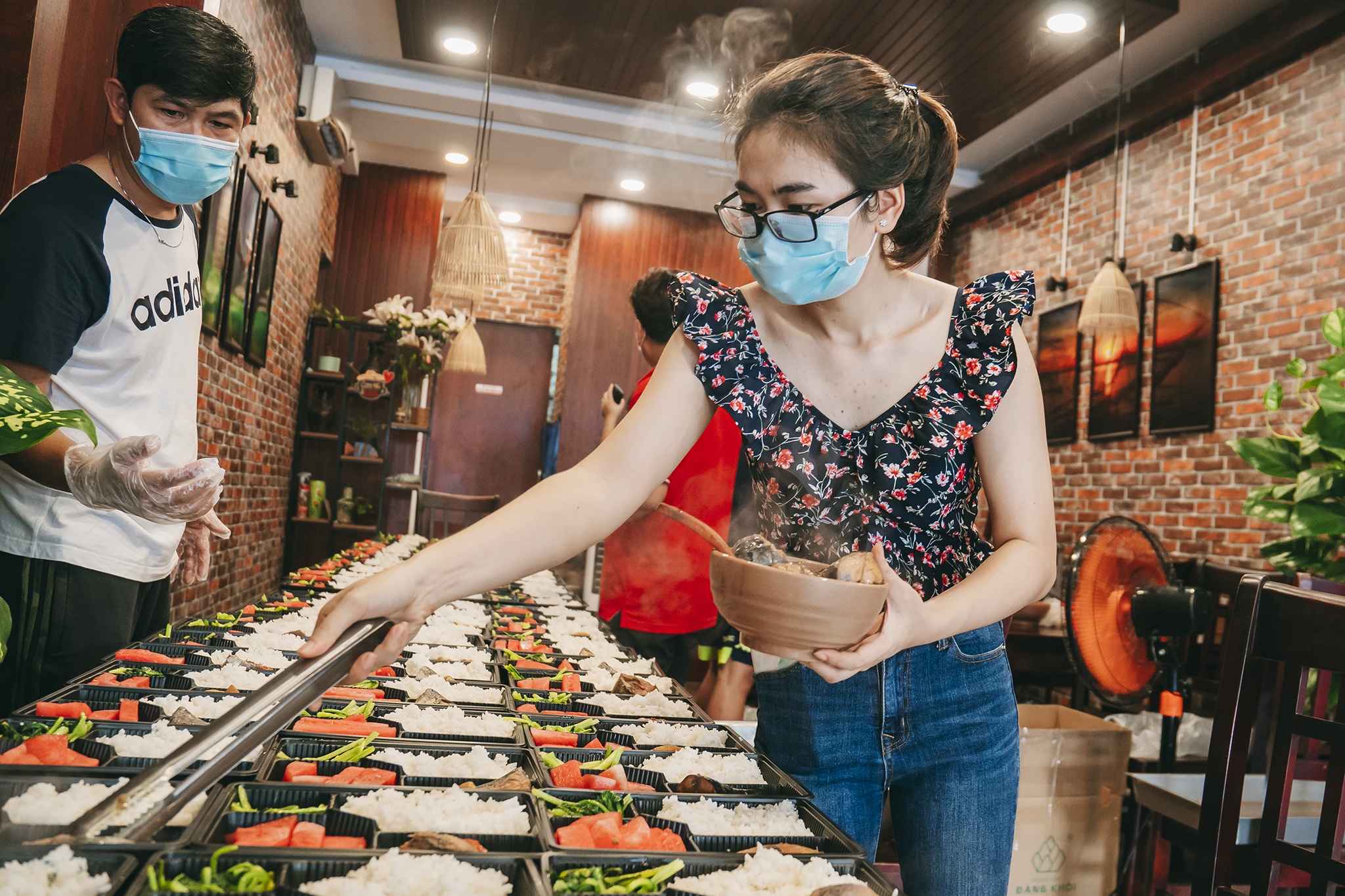 Nau 'com dong luc' tang tuyen dau chong dich o quan Go Vap hinh anh