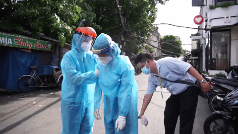 Can bo y te bi choang khi lay mau xet nghiem o khu Ma Lang hinh anh