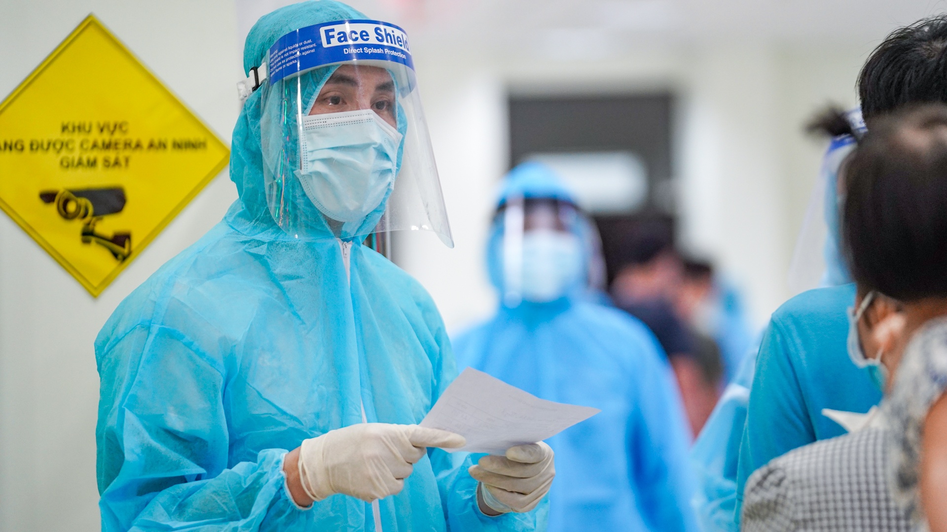 Ben trong khu nghe si ho tro chong dich den 3h sang hinh anh