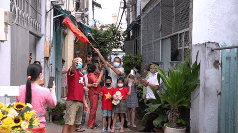 Nguoi dan Go Vap reo ho, nhay mua khi hem duoc go phong toa hinh anh