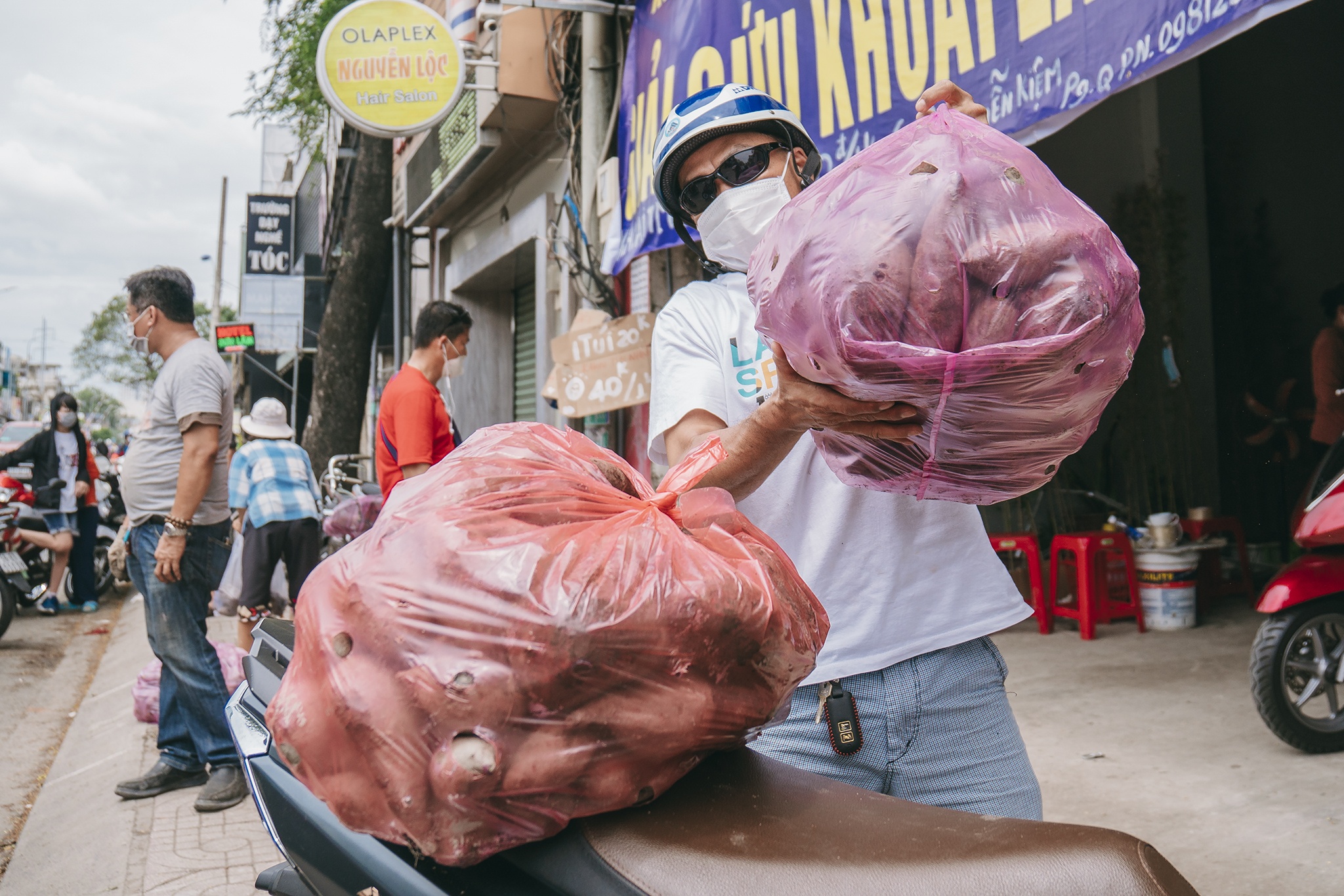 Giai cuu khoai lang tim gia 2.000 dong giup mien Tay hinh anh