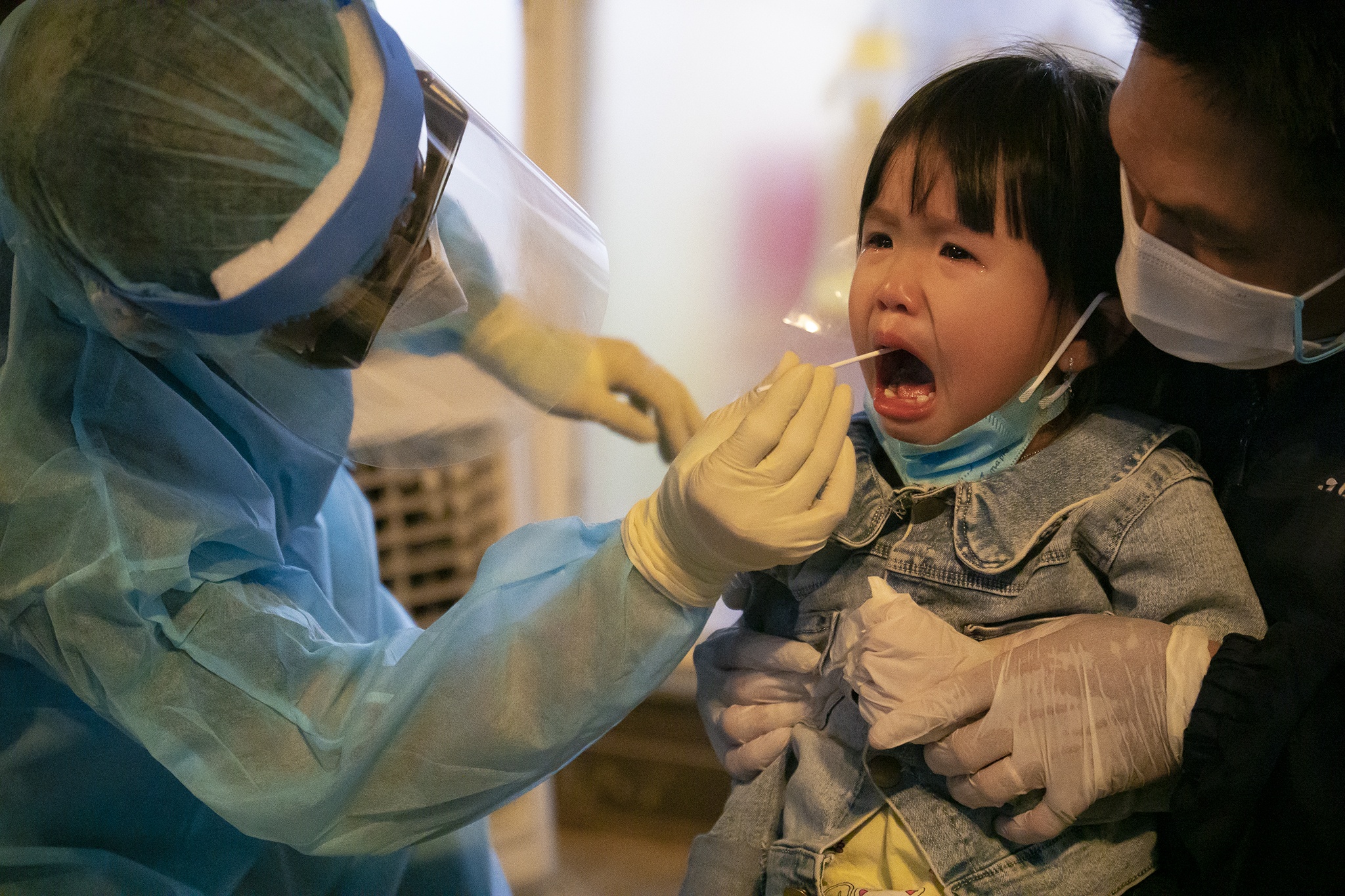 Lay mau xet nghiem khan cap cho 7.600 cu dan Ehome 3 hinh anh