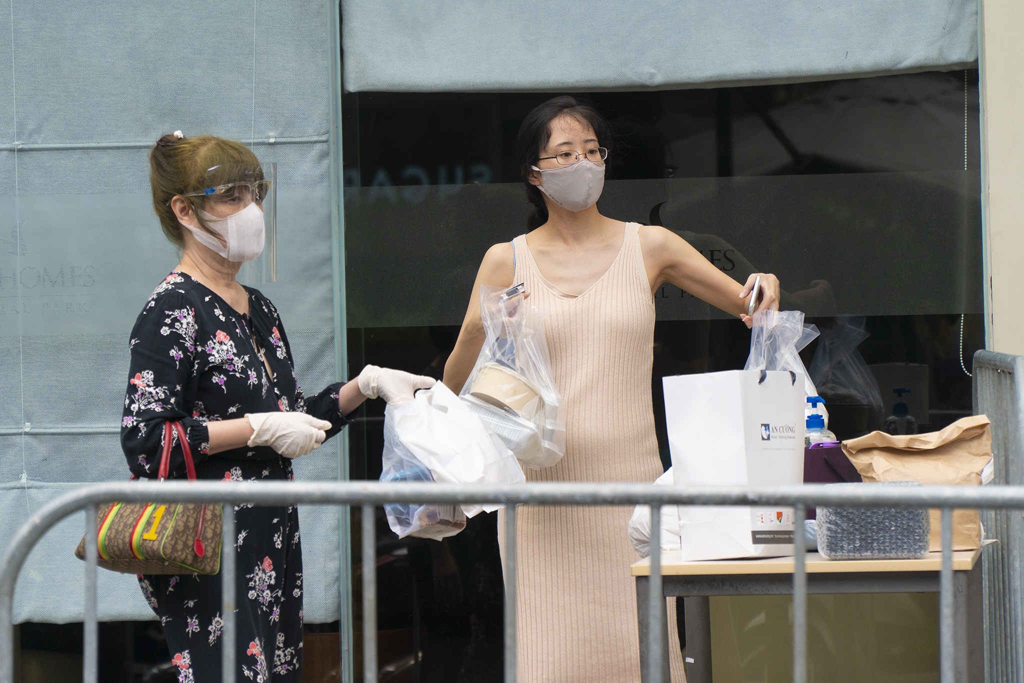 Tiep te hang hoa vao toa nha Landmark 3 sau khi bi phong toa tam thoi hinh anh