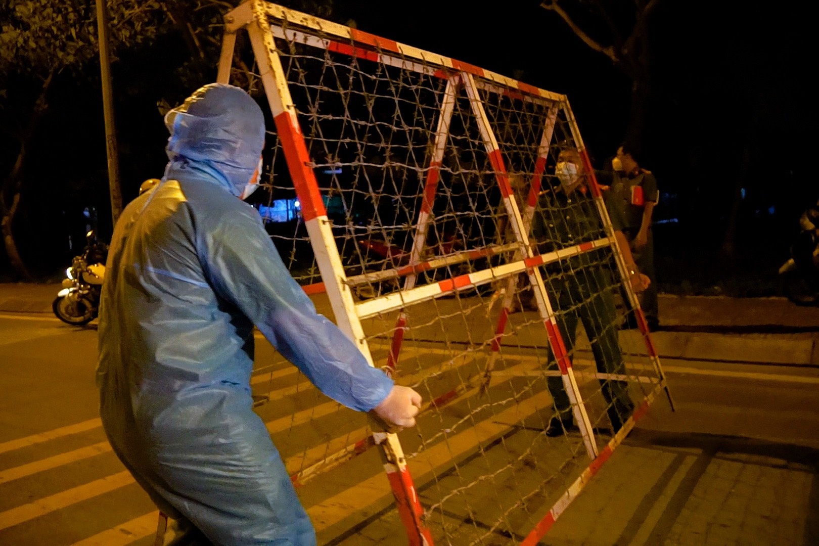 TP.HCM lap 22 chot, phong toa gan 56.000 dan o quan Binh Tan hinh anh