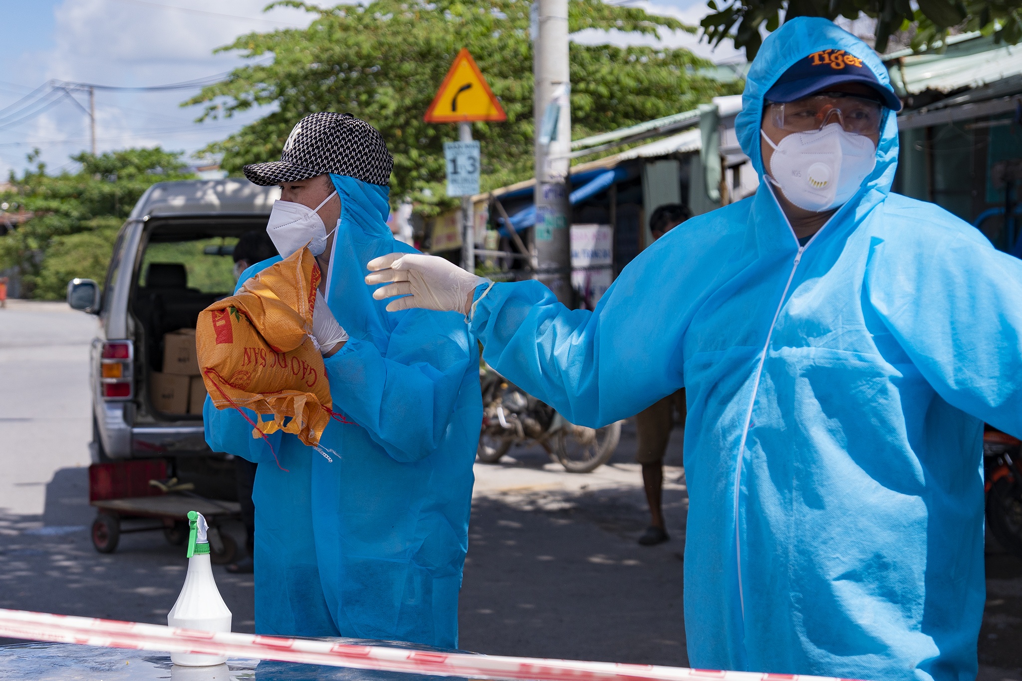 Cu dan Ehome 3 lap doi tinh nguyen dua hang tiep te vao khu cach ly hinh anh