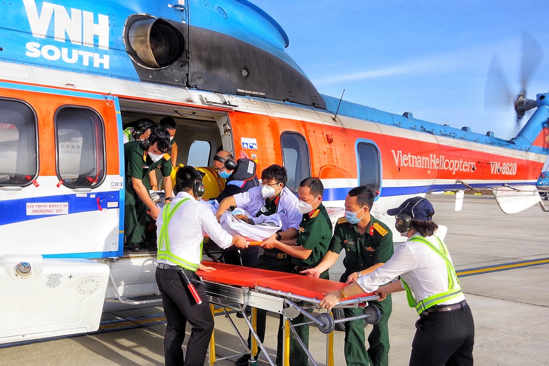 Dua quan nhan bi nhoi mau co tim ve dat lien bang truc thang hinh anh