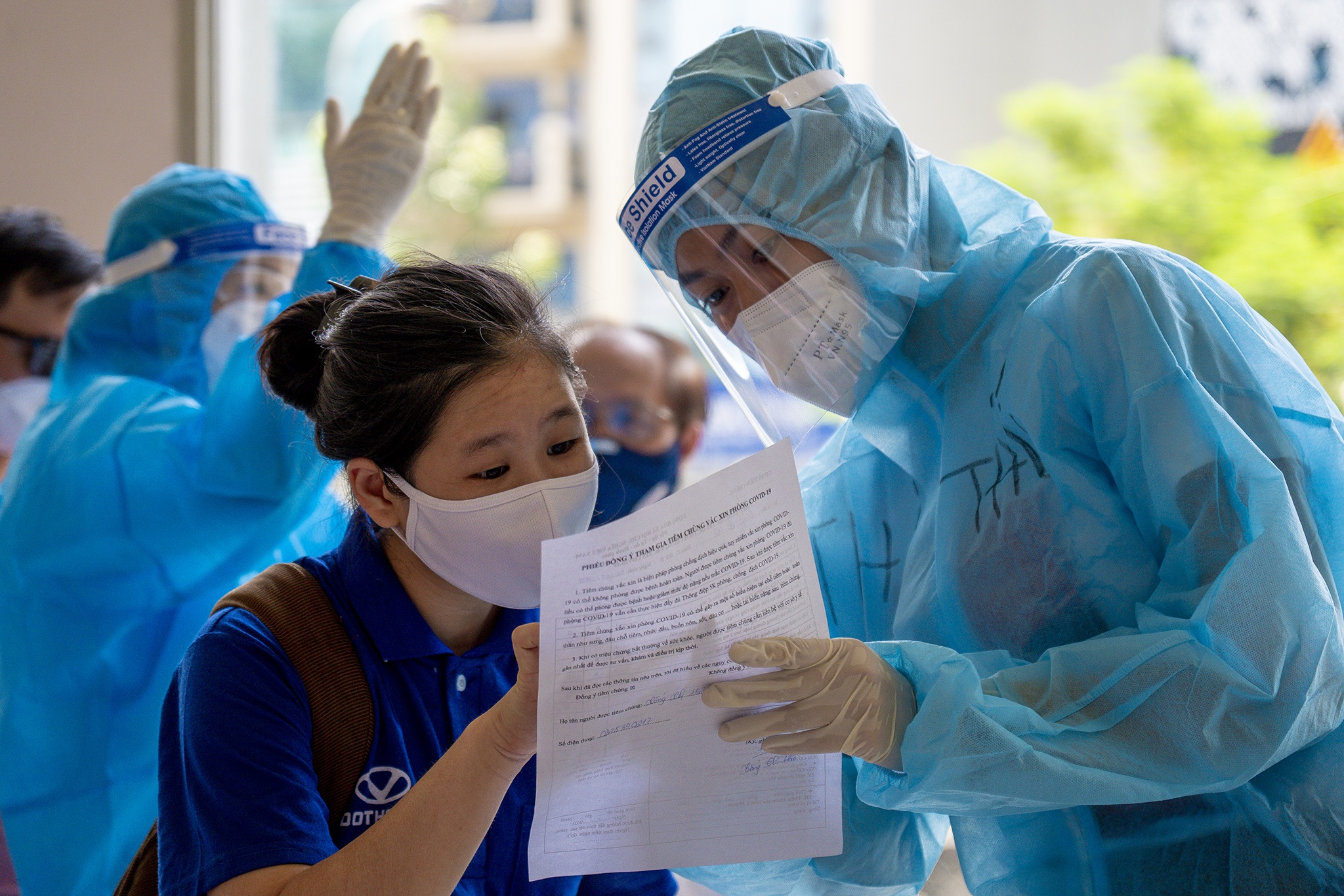 Mai Phuong Thuy, Mau Thuy ho tro nguoi dan tiem vaccine hinh anh
