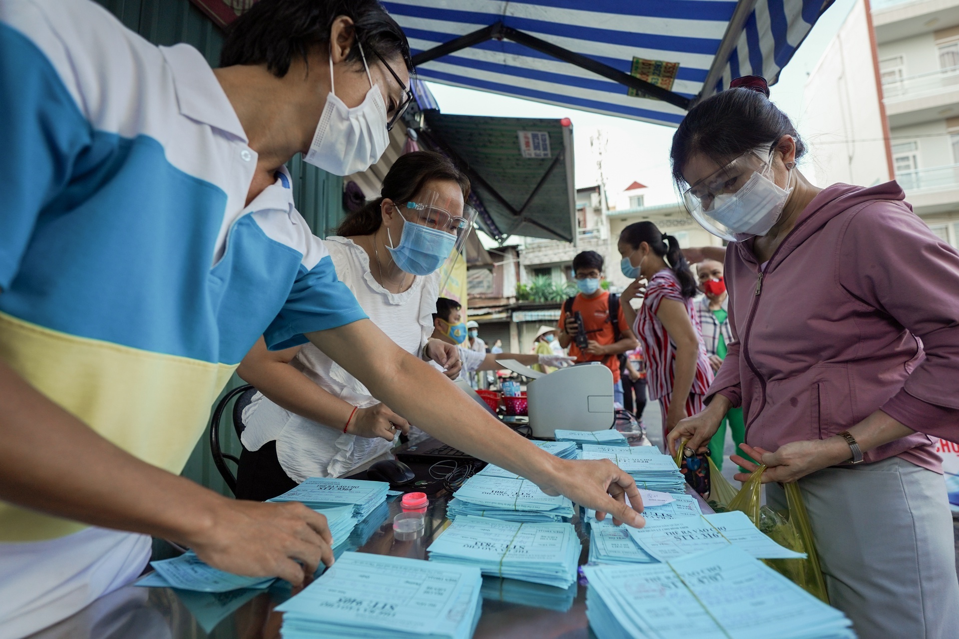 Xep hang di cho bang phieu o TP.HCM hinh anh