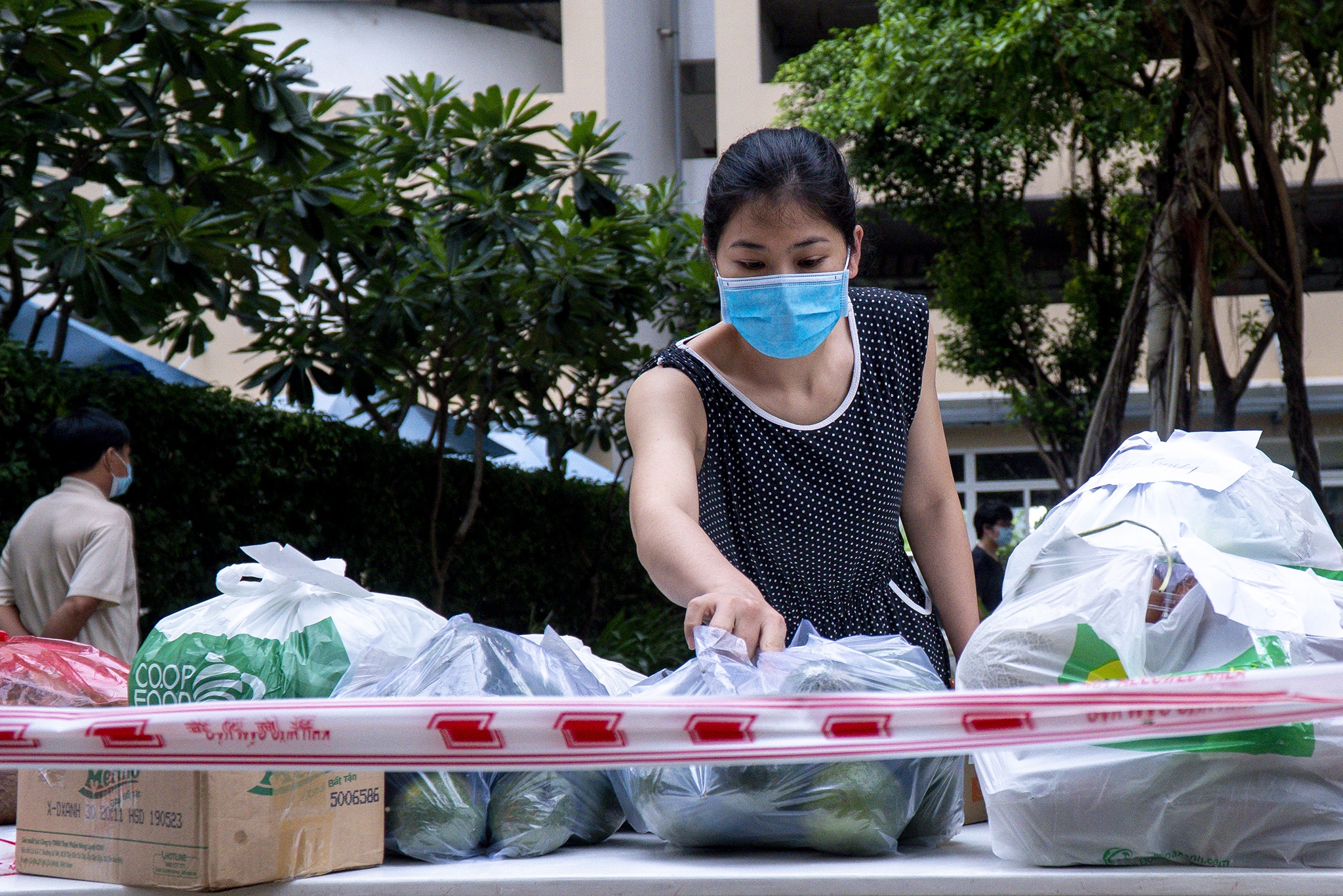 Tiep te luong thuc vao chung cu Sunview Town khi phong toa lan 2 hinh anh