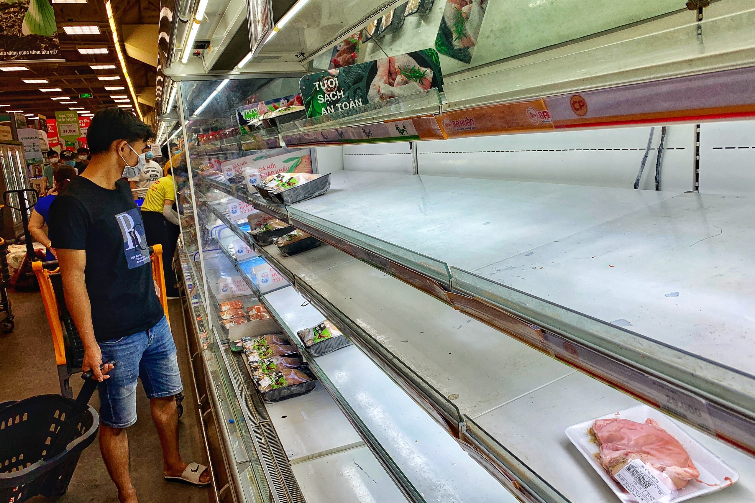 Quay thit, rau tai sieu thi o TP.HCM 'chay hang' truoc gio gian cach hinh anh