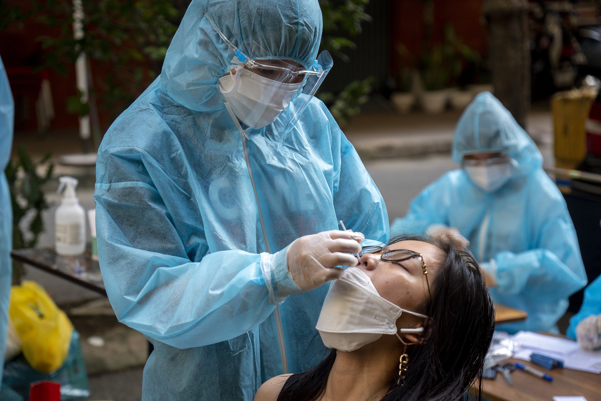 Co quan y te TP.HCM den tung nha dan lay mau xet nghiem Covid-19 hinh anh