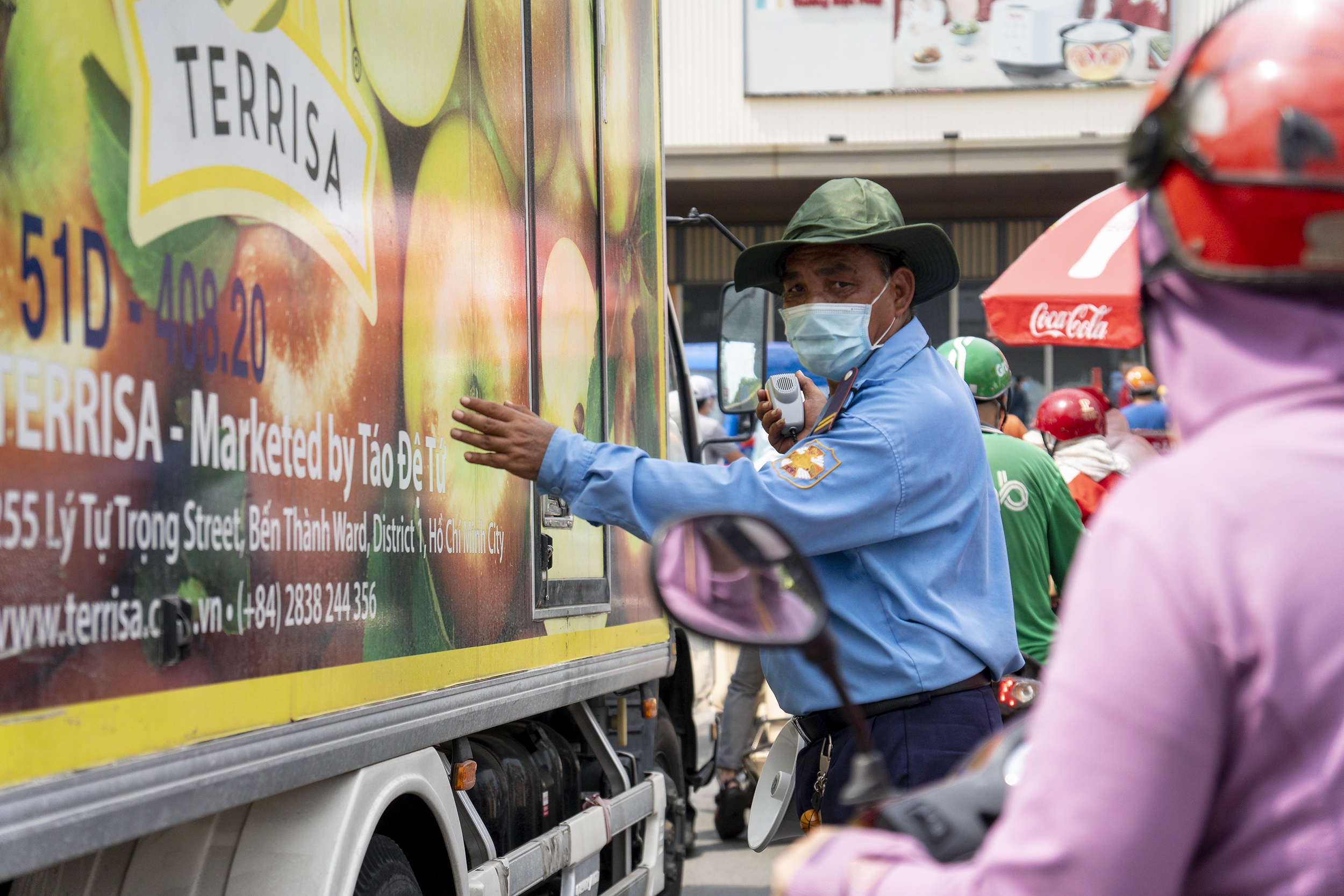 Sieu thi o TP.HCM qua tai, bao ve phat loa han che nguoi vao hinh anh