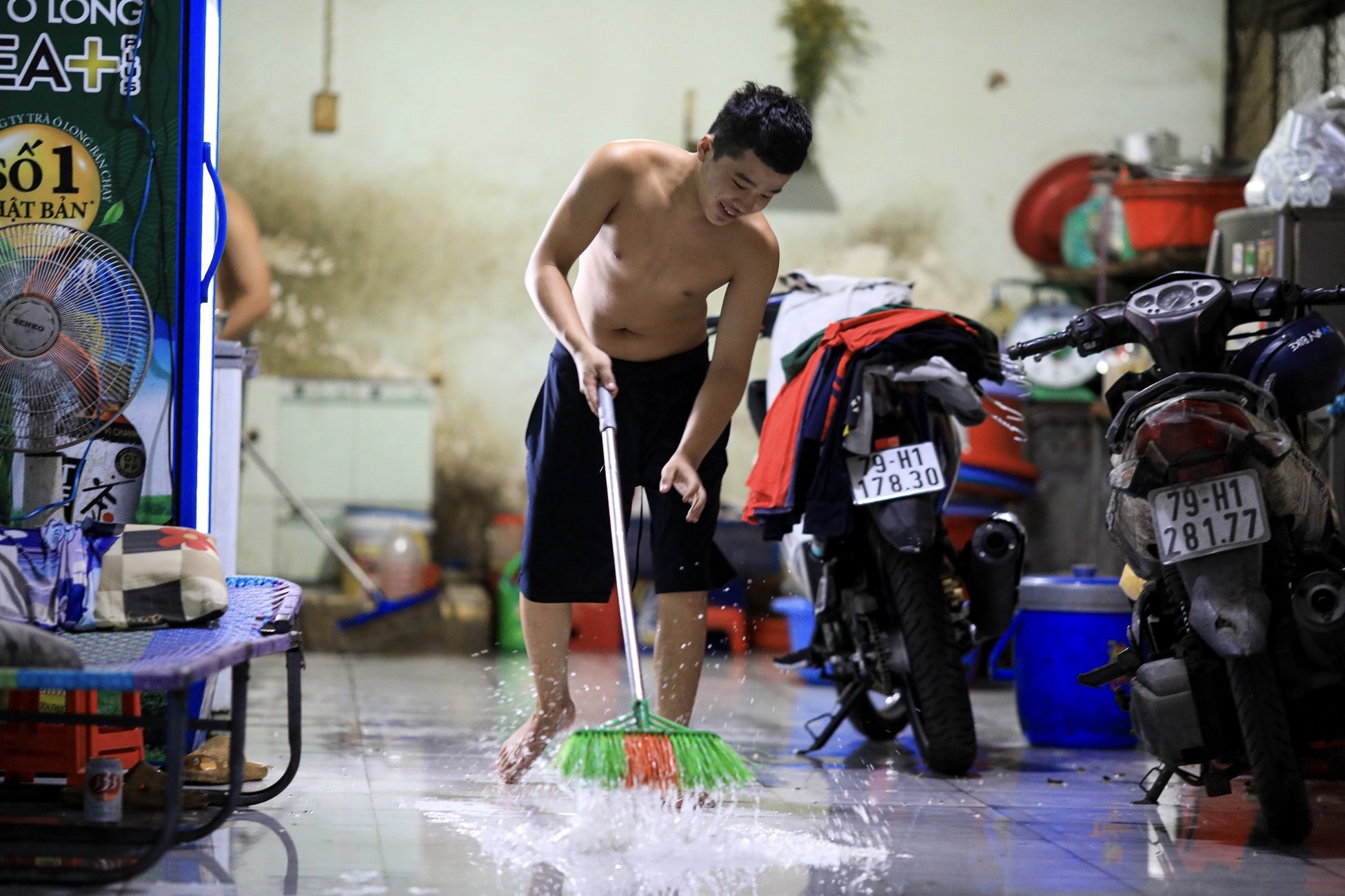 Nuoc tran vao nha dan sau con mua lon o TP.HCM hinh anh